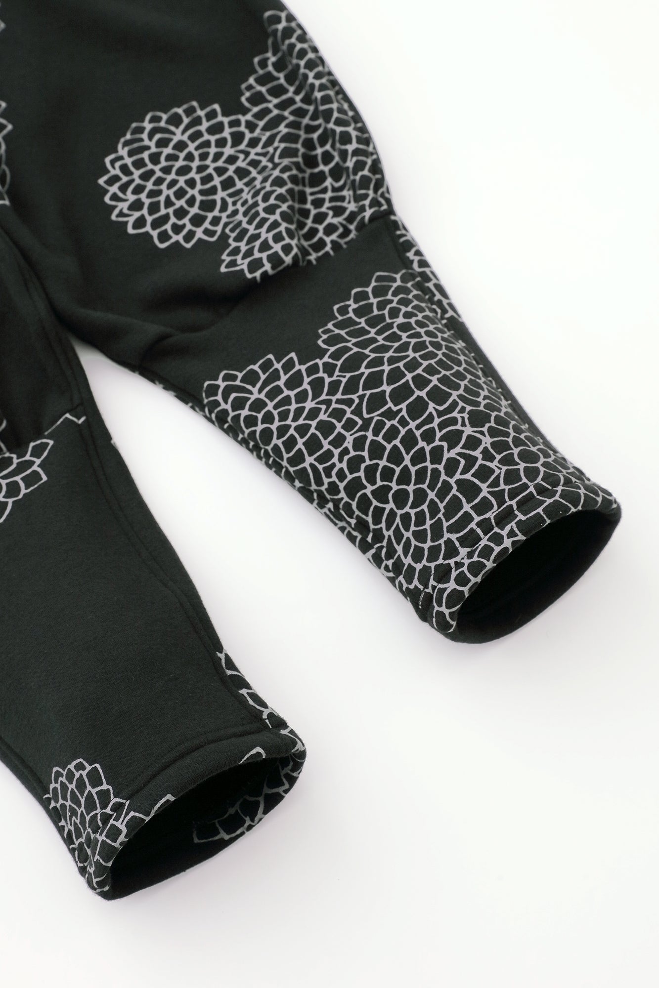 裏ボア 阿弥(あみ) 裁付(たっつけ)えんゆう穿き/雲間(くもま)に菊 濡羽色(ぬればいろ)