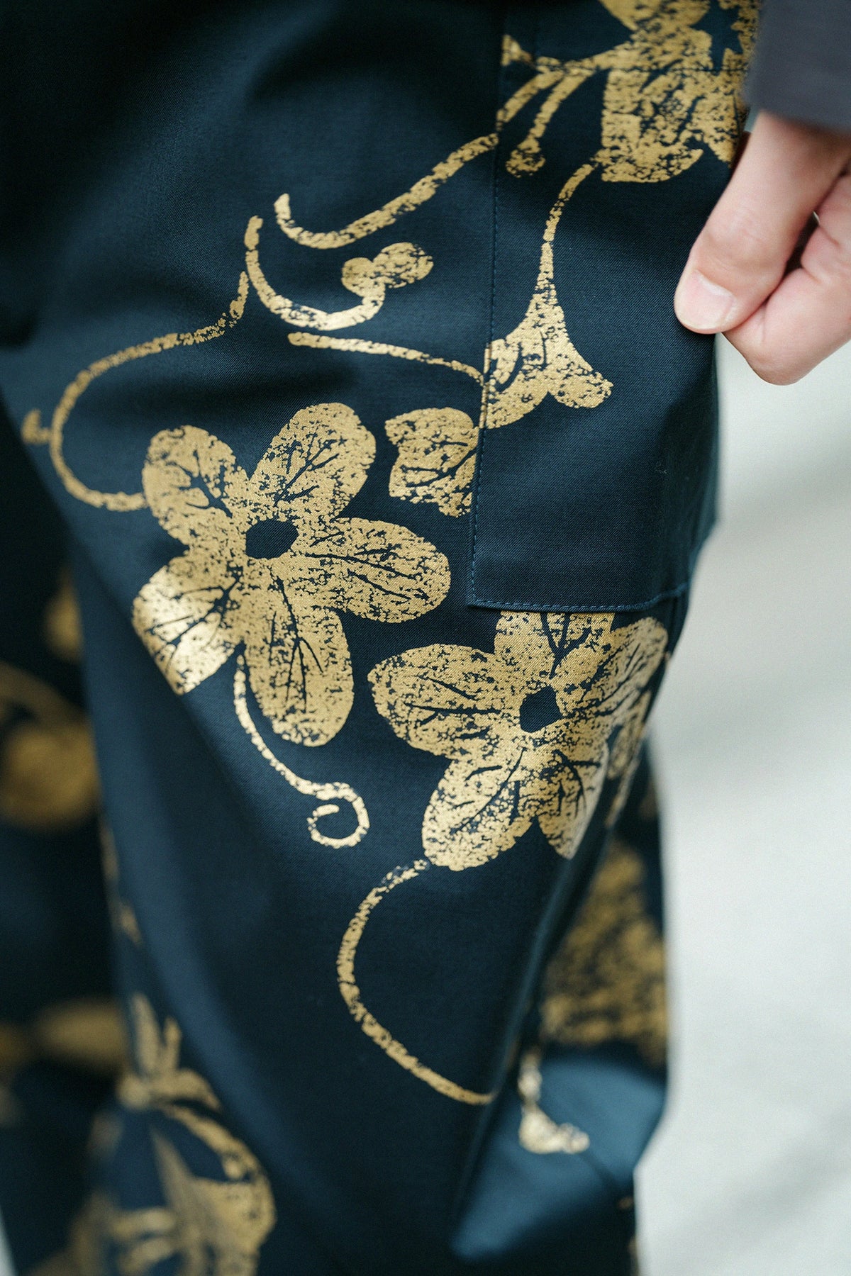 Shin (étirement) Ayaori (tissage de motifs) Tattuke (ourlet cousu) Enyū (vêtement traditionnel) / Uruwashi (élégance) Sabi (patine) Shinryoku-iro (vert profond)