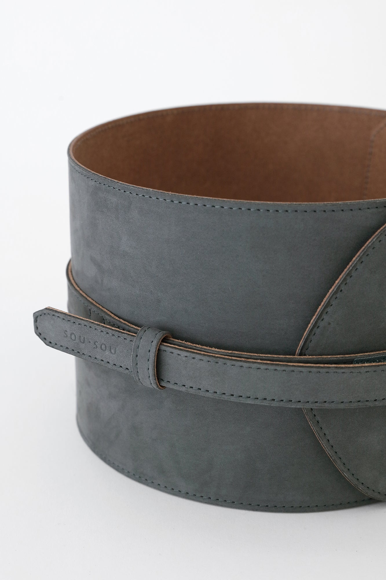 ヌバック 革帯(かくたい) おみな/鉛色(なまりいろ)