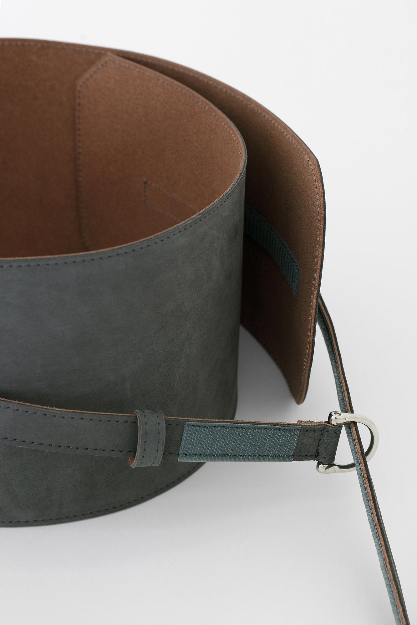 ヌバック 革帯(かくたい) おみな/鉛色(なまりいろ)