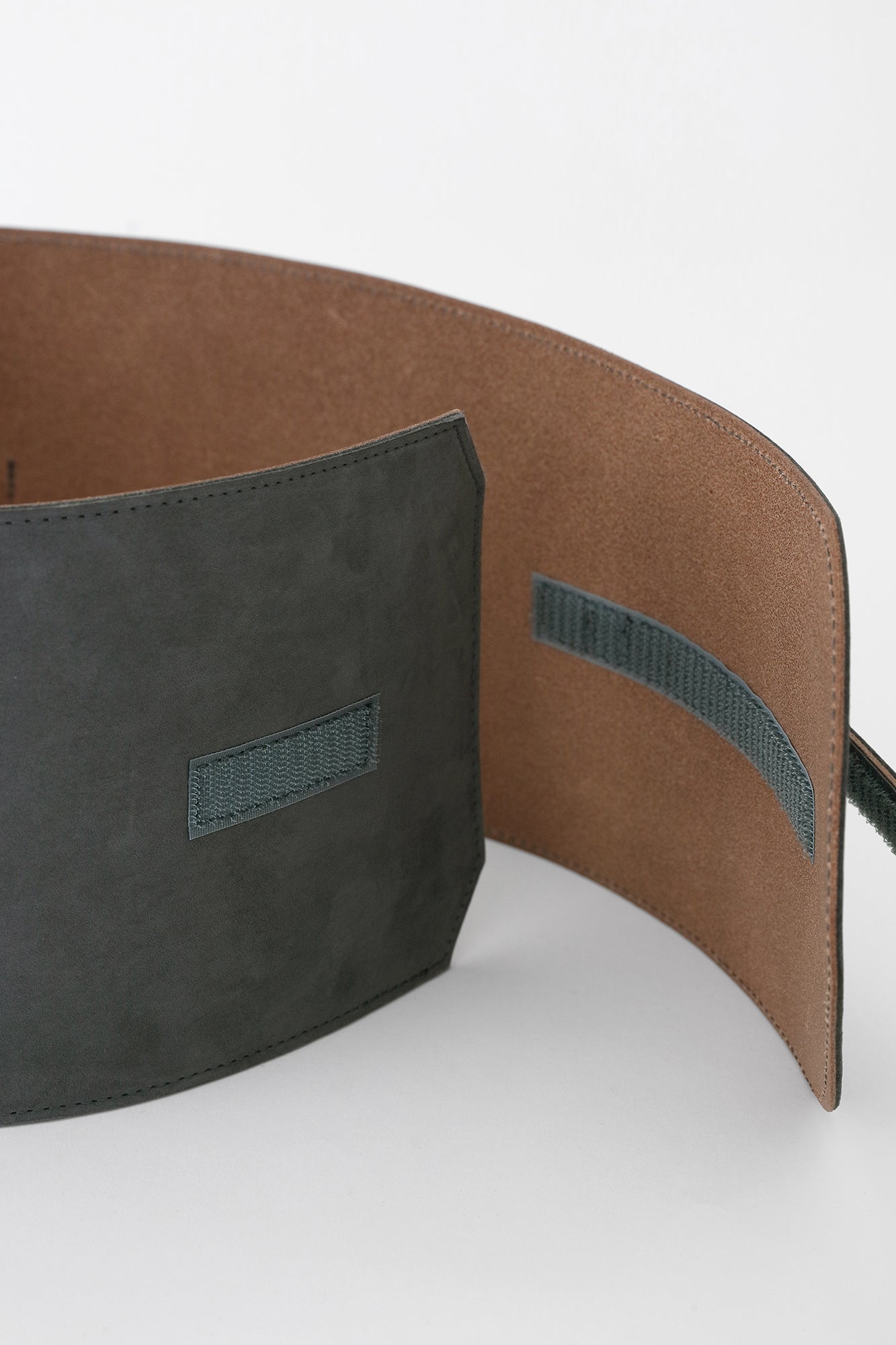 ヌバック 革帯(かくたい) おみな/鉛色(なまりいろ)