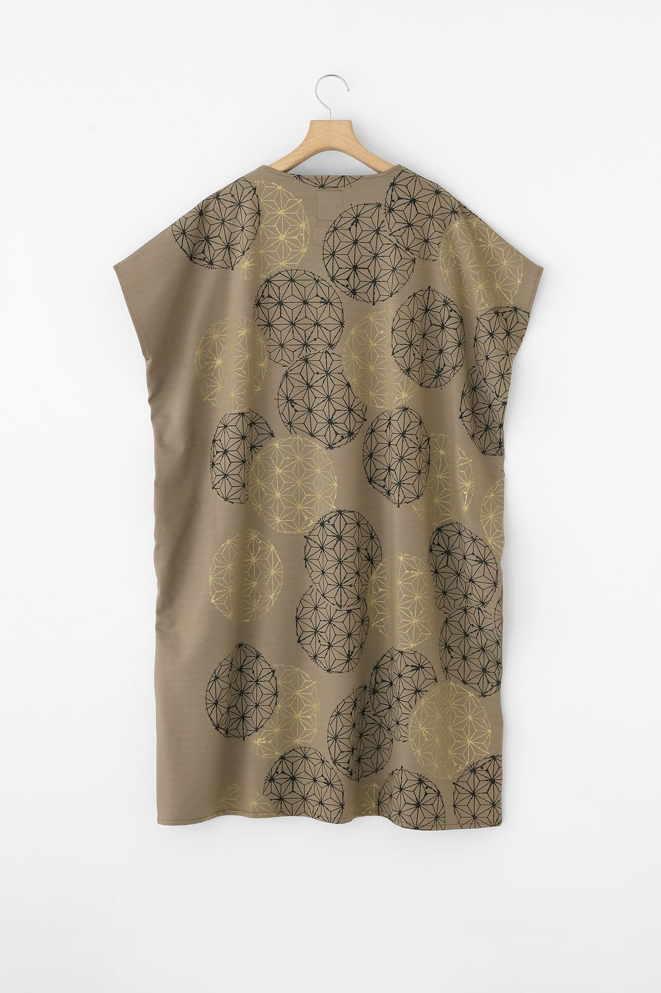 Interlock Knitting Rectangular Dress Shoulder Line/Hemp-leaf Pattern and Blank Beige