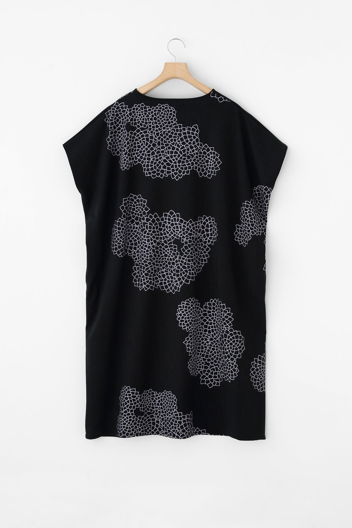 Interlock Knitting Rectangular Dress Shoulder Line/Chrysanthemum in Clouds and Blank Black Blue