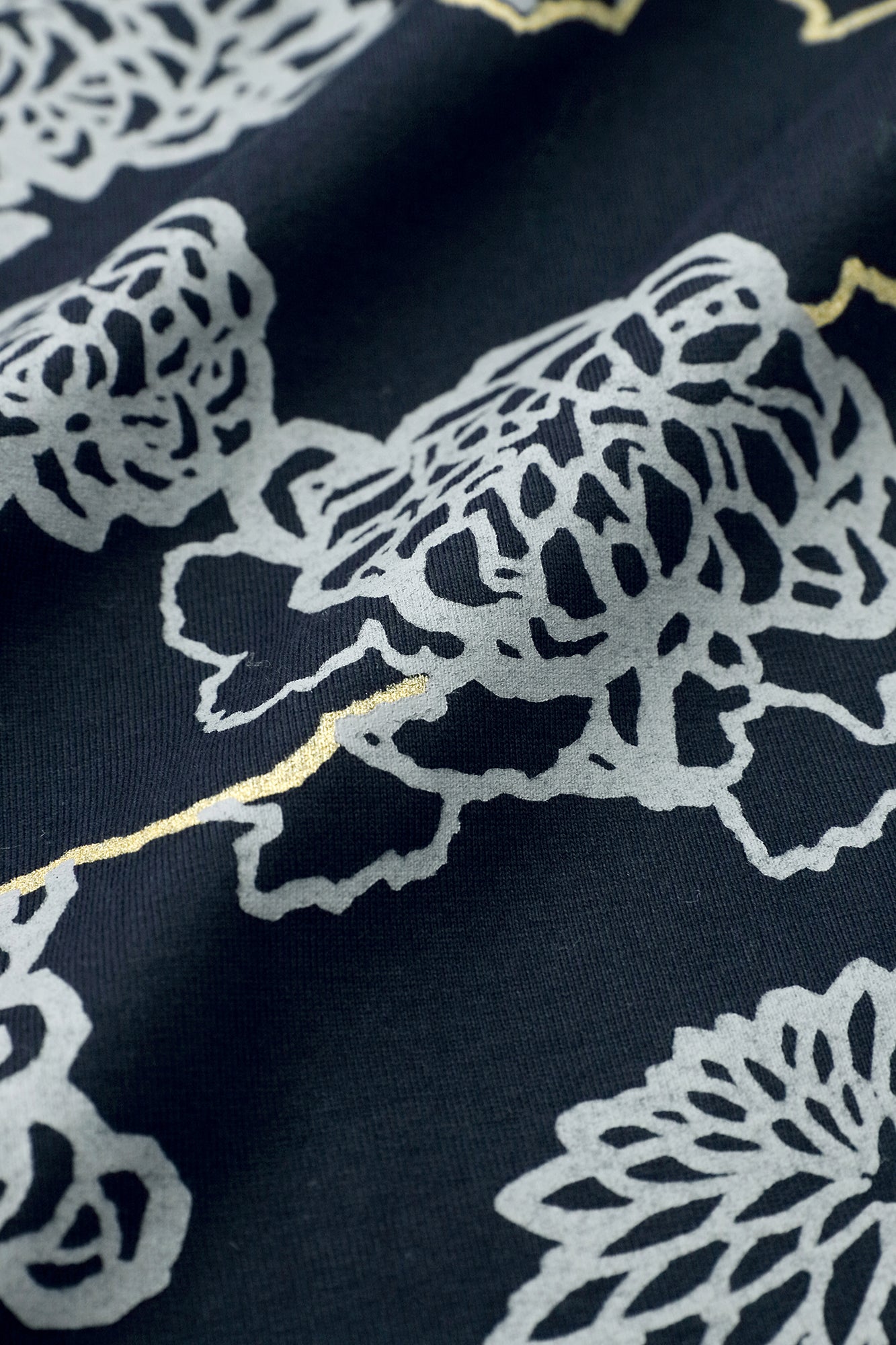 60-count Double Yarn Jersey Knit Earl Taifu Cardigan / Kumodori with Chrysanthemum and Blank Dark Blue