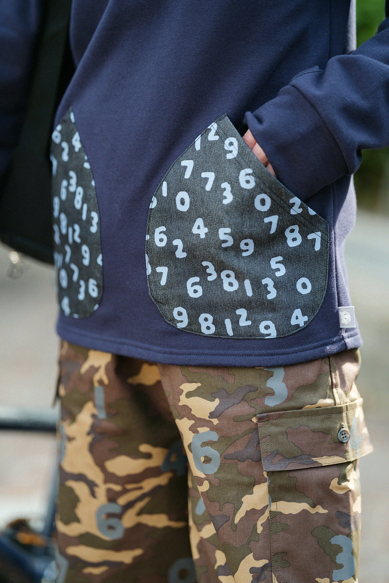 內抓毛 船領運動衫/深藍色×SO-SU-U十數 昆