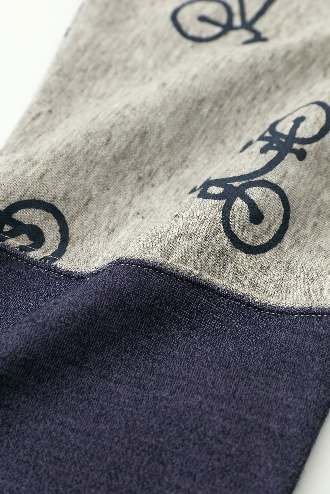 純棉雙面針織 模切長袖T-shirt/單車圖案處處 混米白色