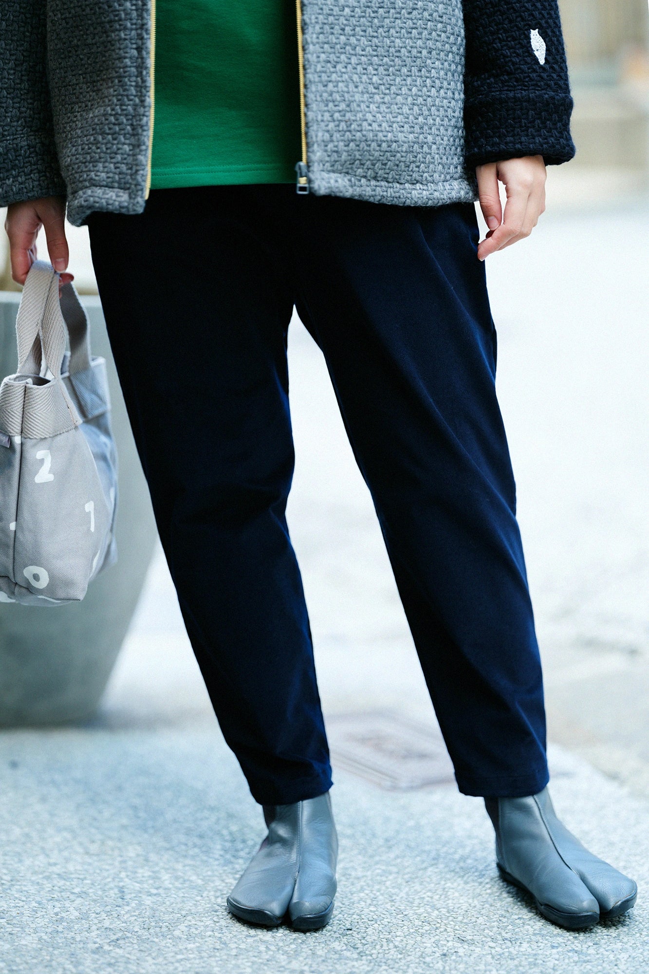 彈性燈芯絨 休閒窄管長褲/藍黑色