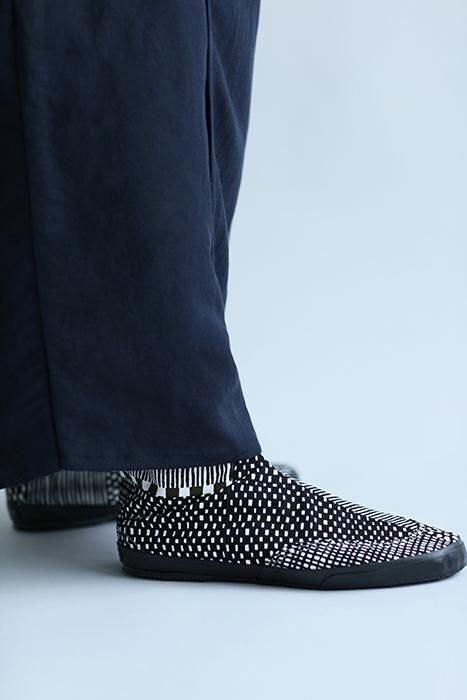 苔藓上的圆形地下室塔布/太空大小的黑色墨水(Magasane,sumiguro)