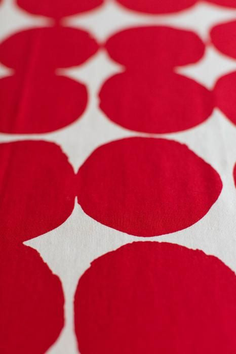 布料剪裁販售 (21號平織棉)/彈珠 大 乳白色(Nyuhaku)×深紅色(Kokihi)<50cm