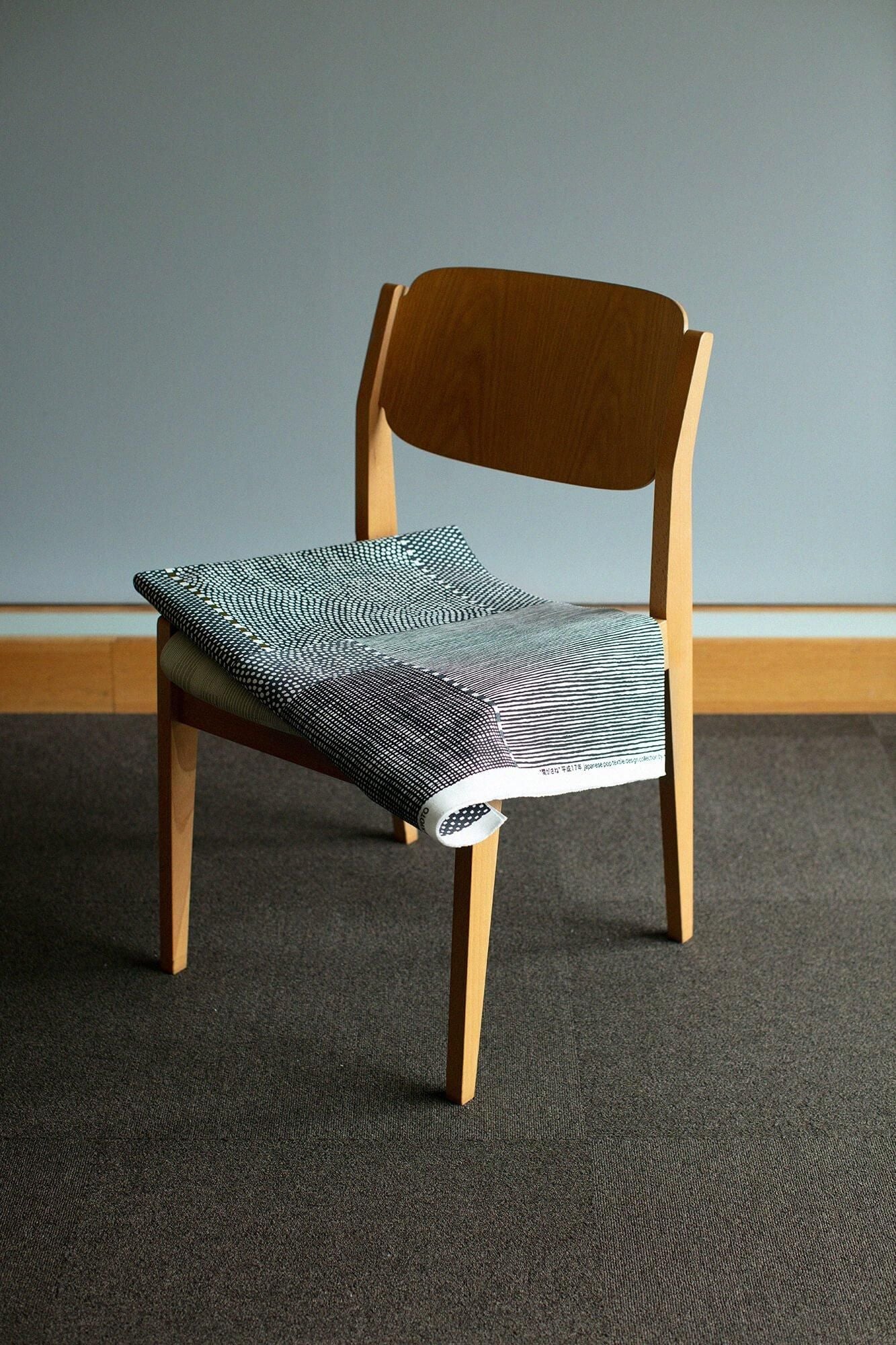 SOU・SOU×天童木工 小イス/間がさね 墨色(すみいろ)【※お届けに約1ヶ月半】