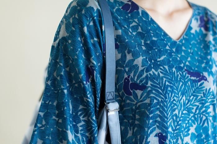 皮一寸(ひいき)/濃縹(こきはなだ)