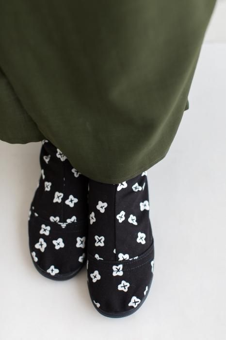 【net limited】Marugo Round Toe Tabi Shoes / Tiny Flowers