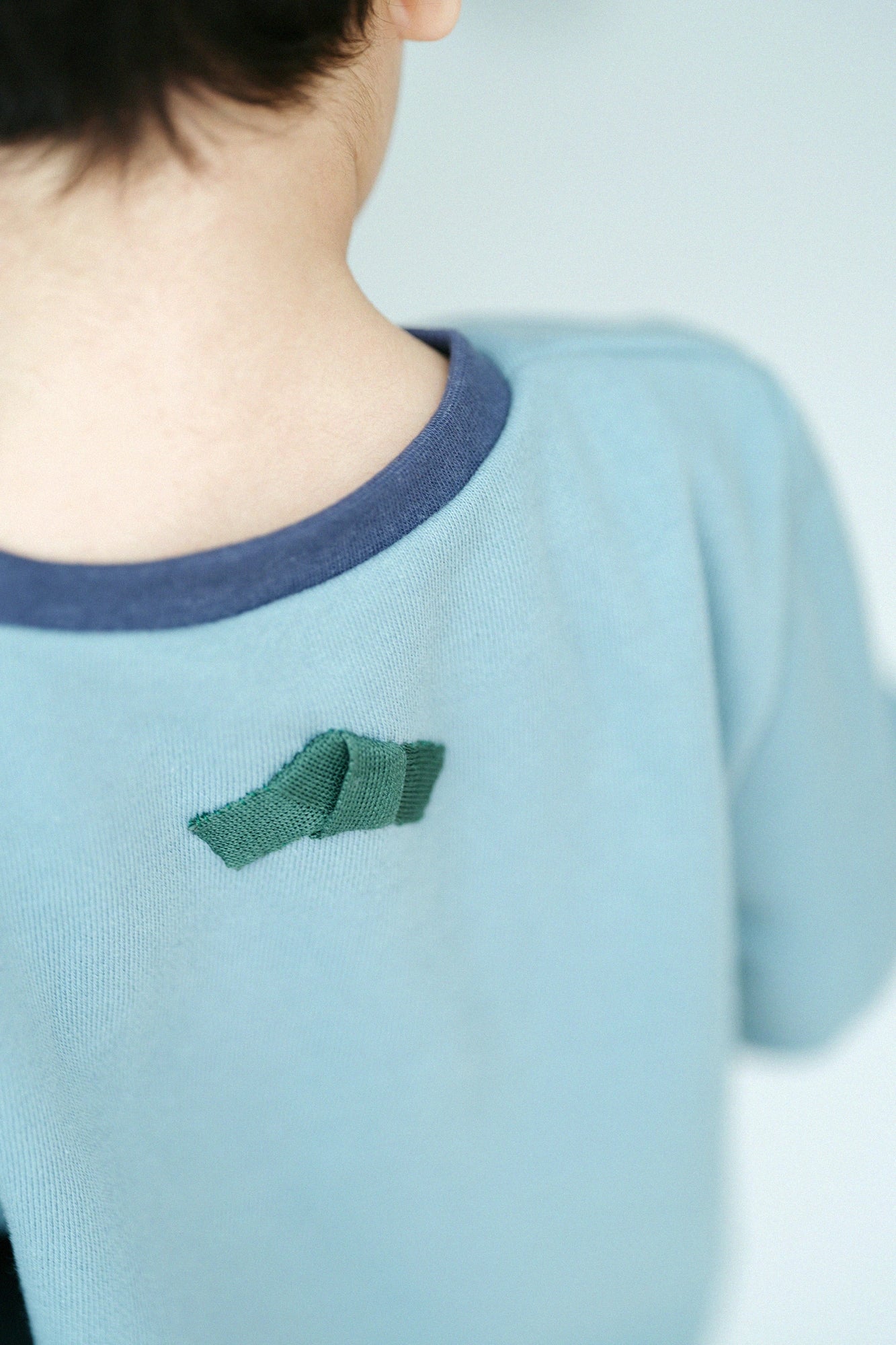 ●內起絨 圓弧袖上衣 背御守/藍綠色×深灰色