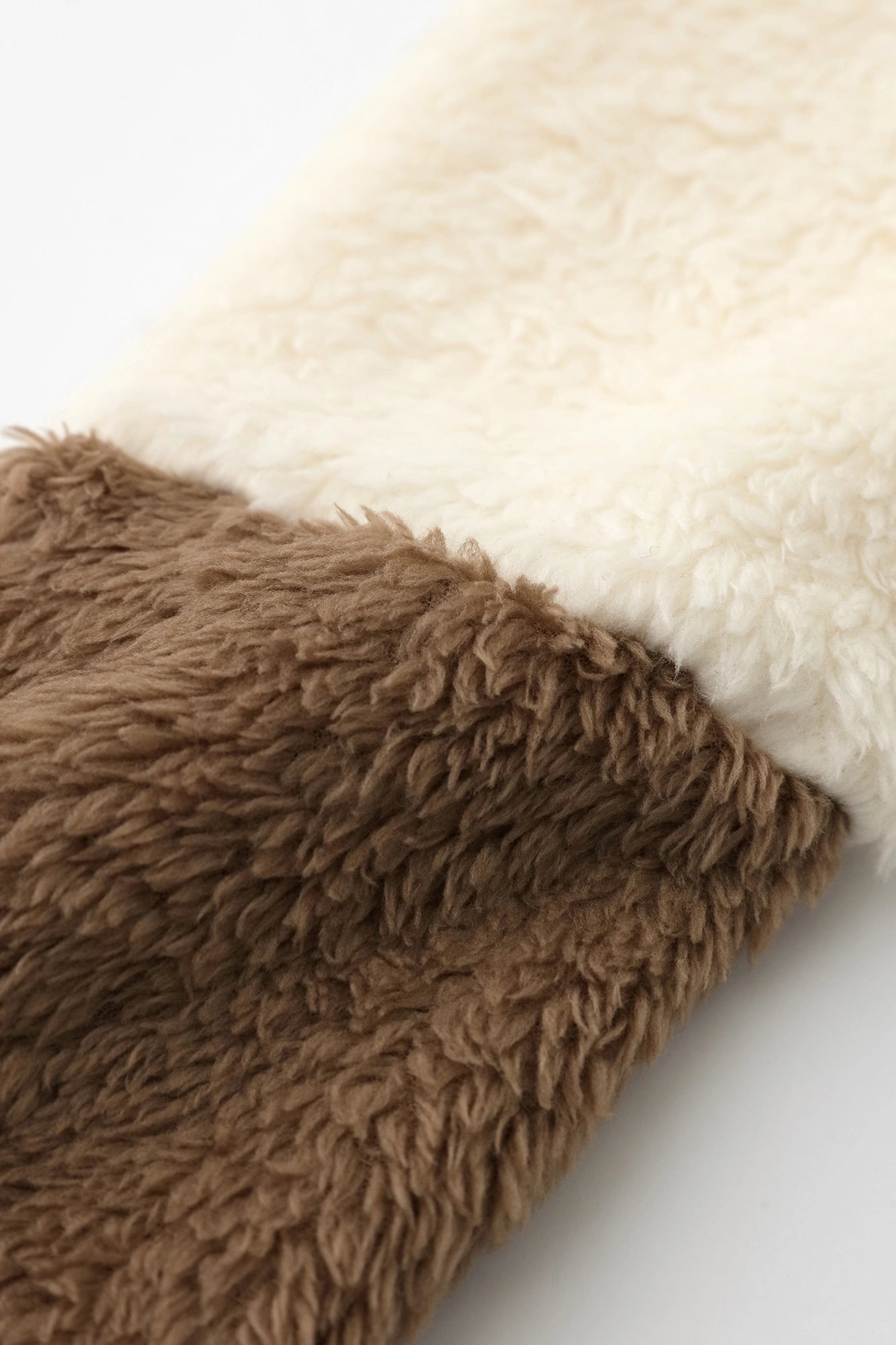 ●內抓毛 高領上衣 雙色袖/純白×茶色