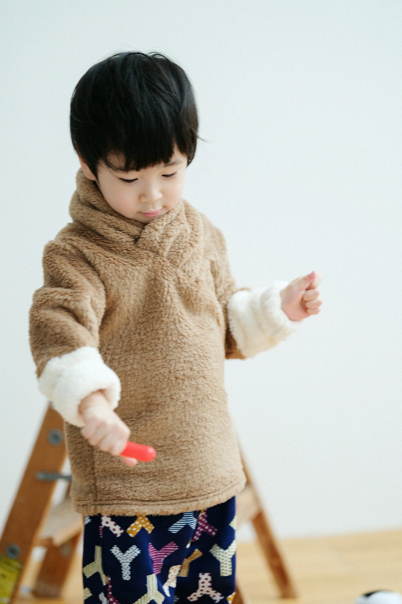 ●內抓毛 高領上衣 雙色袖/茶色×純白