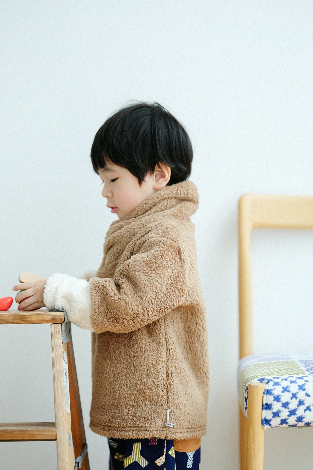 ●內抓毛 高領上衣 雙色袖/茶色×純白