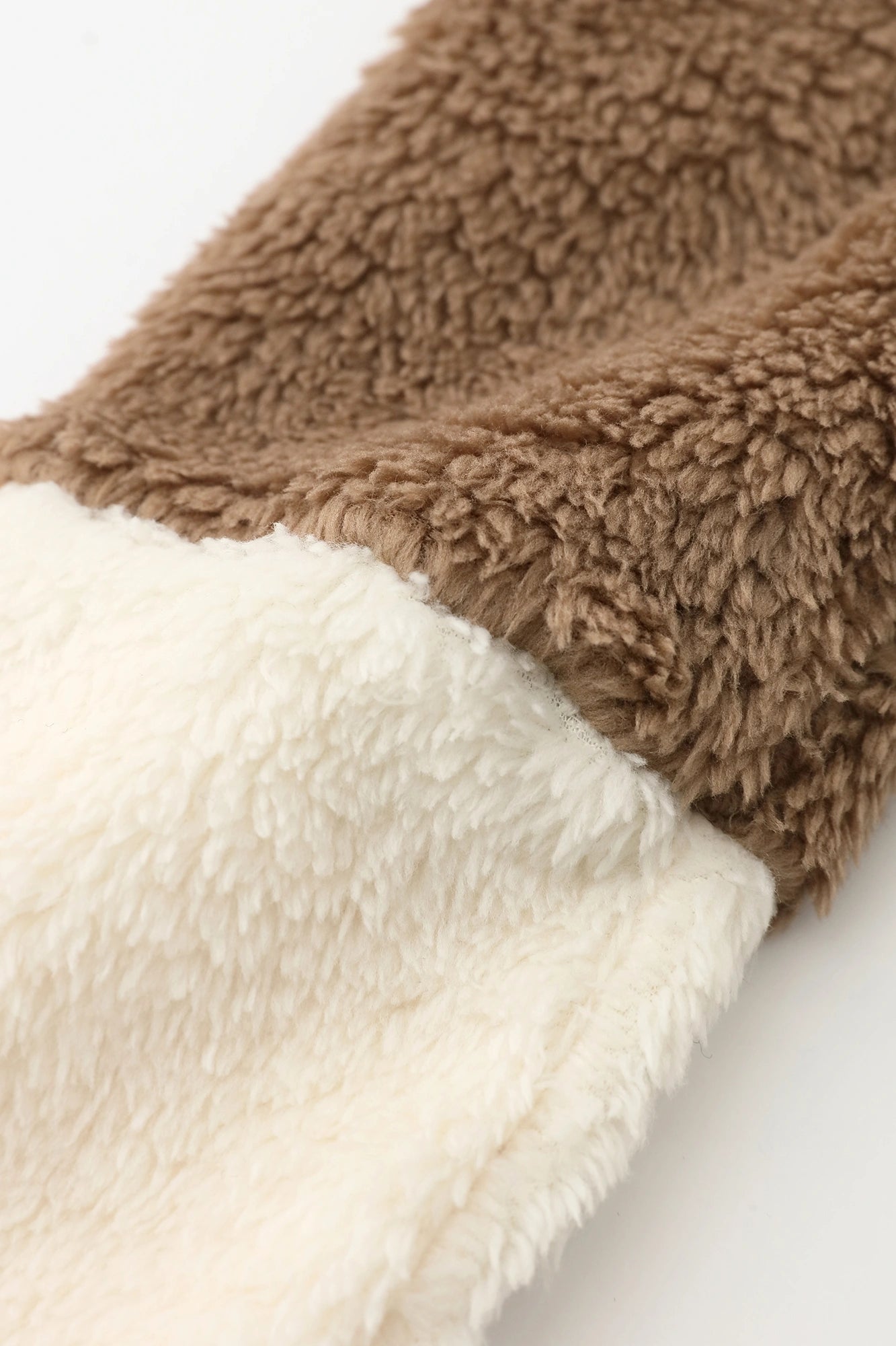 ●內抓毛 高領上衣 雙色袖/茶色×純白