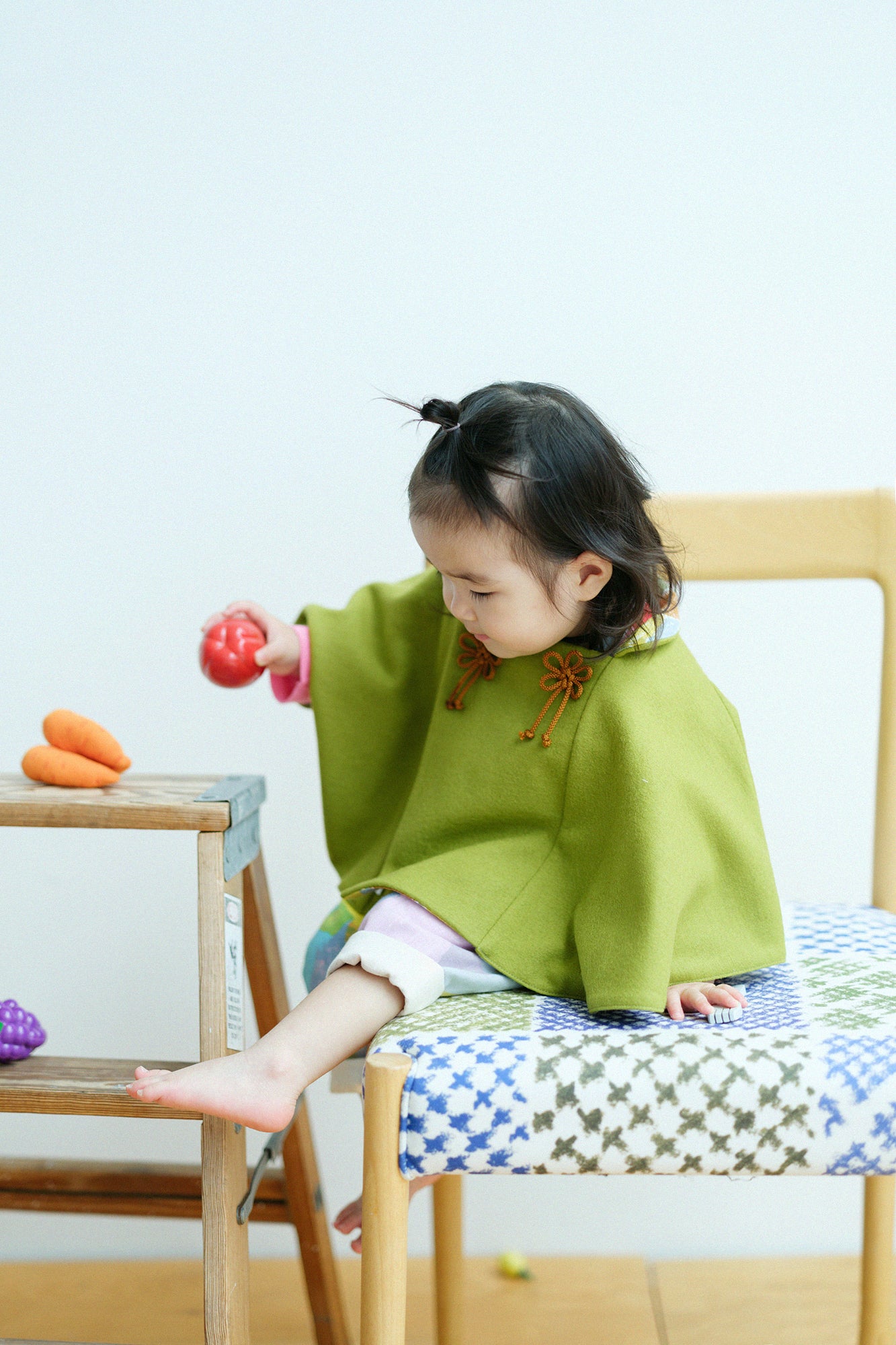 ●Boa Square Neck Poncho / Pure White × Flower Cocoon