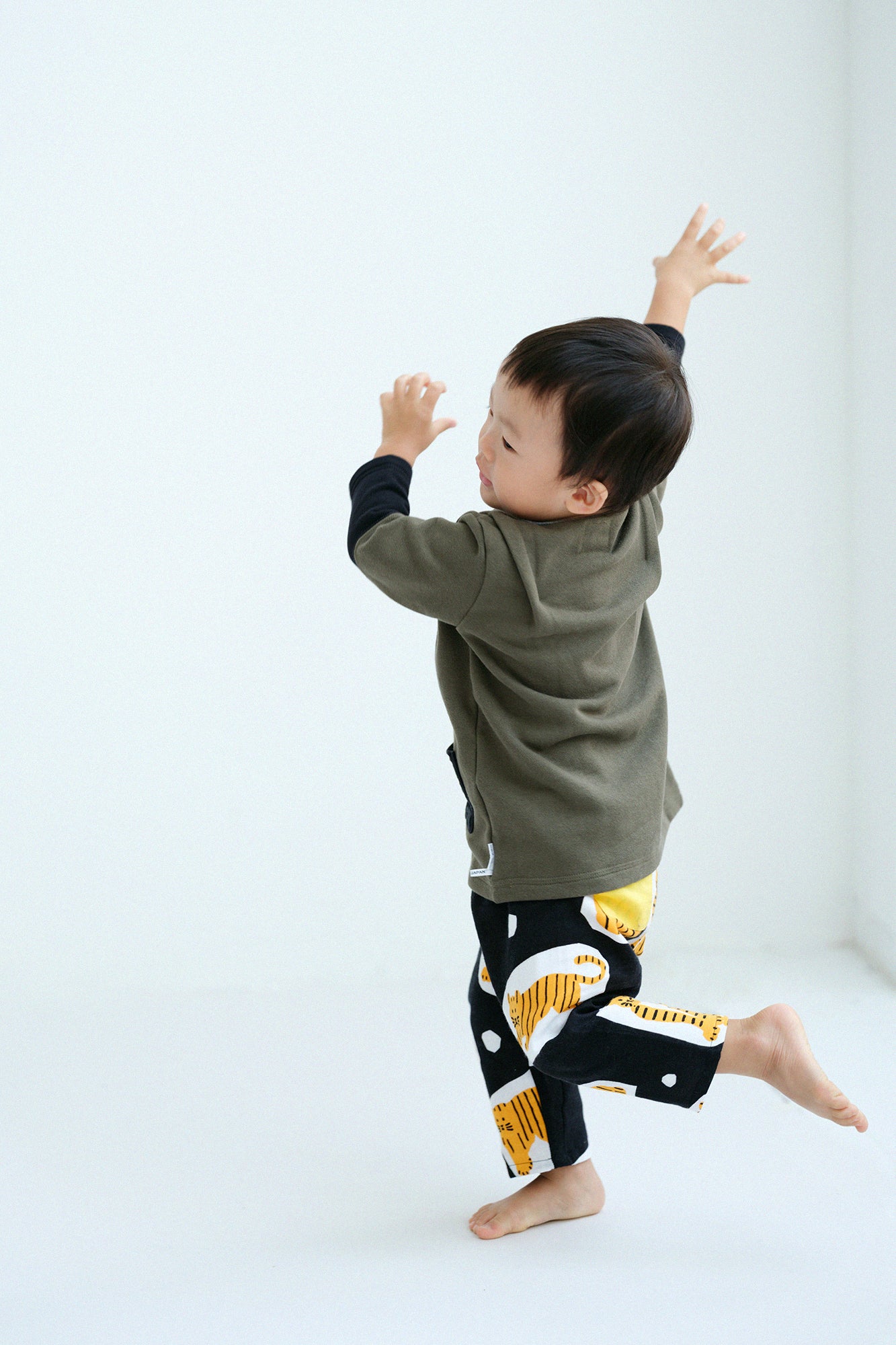 ●うらけ ちがいそでひふ かたあげ/ふかみどりいろ×まっくろ