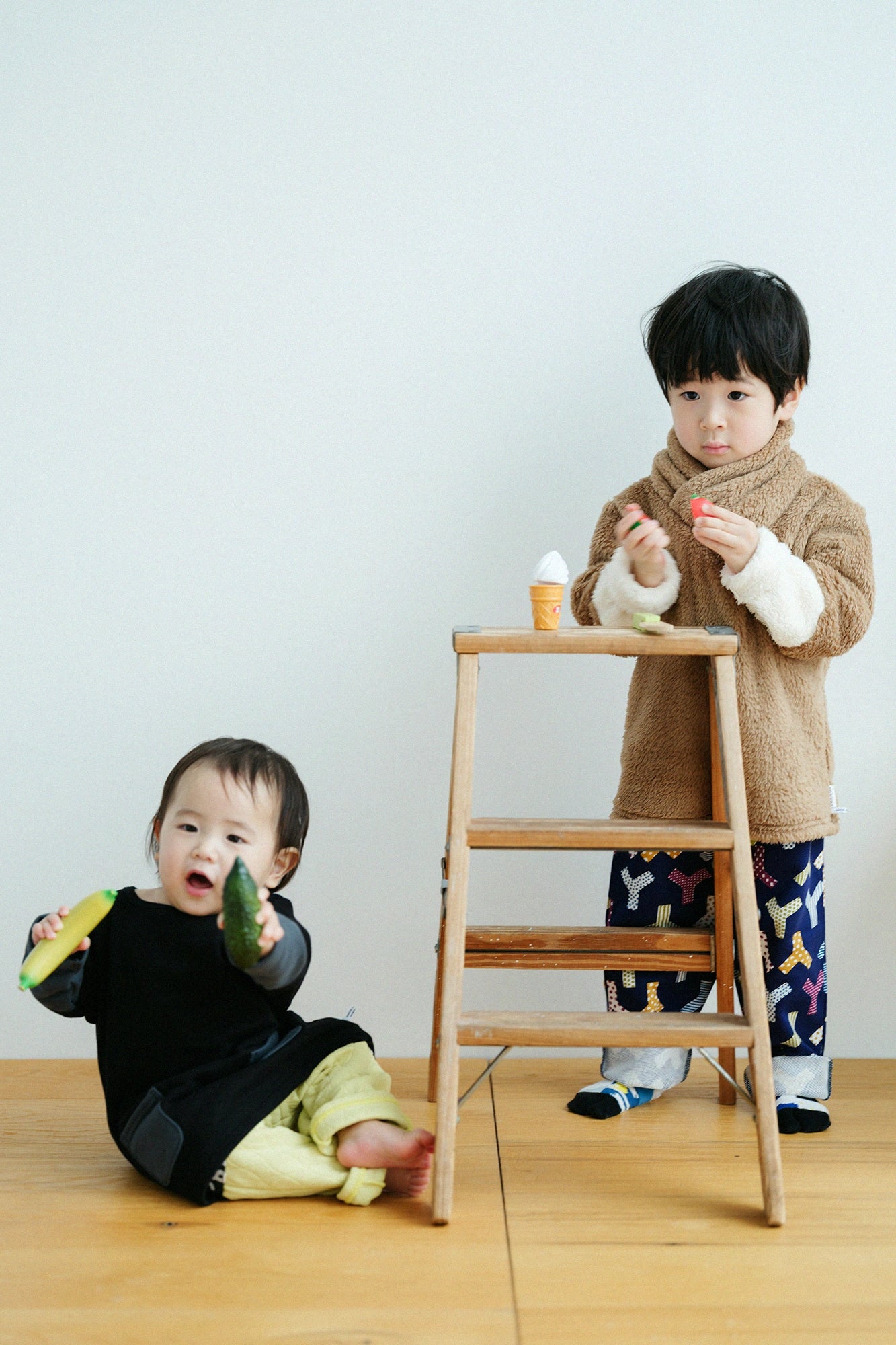 ●內起絨 雙色袖 方領上衣 袙/黑色×灰色