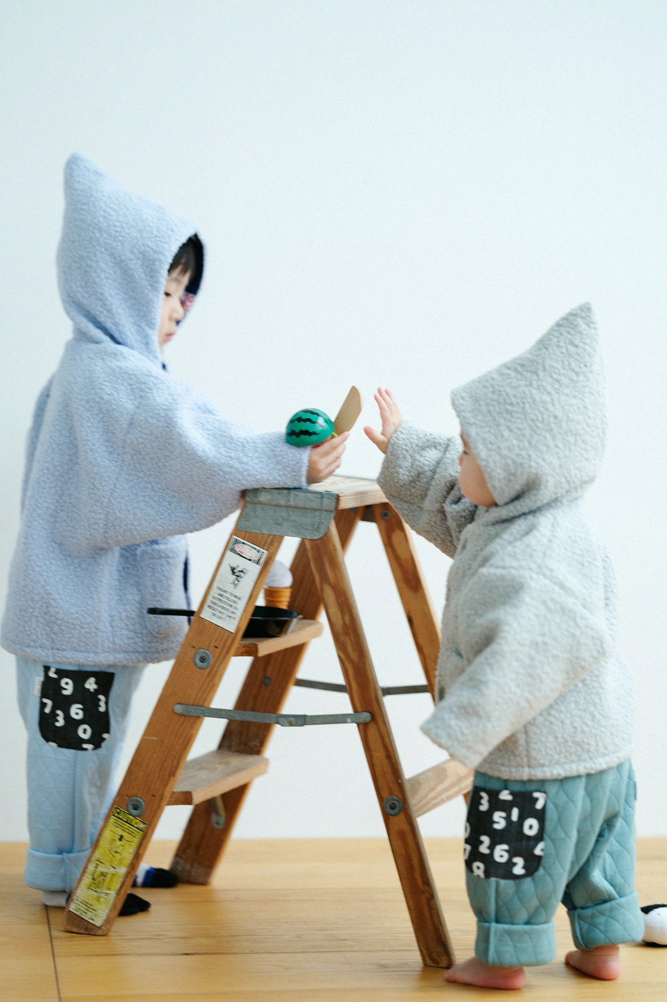 ●內抓毛 梯形袖連帽外套/藍綠色×鳥聲 白光