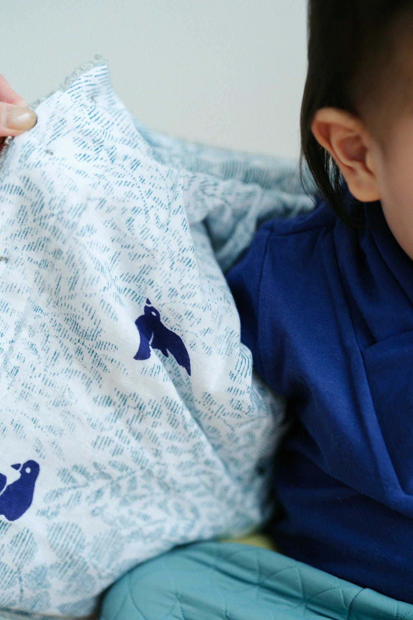 ●內抓毛 梯形袖連帽外套/藍綠色×鳥聲 白光