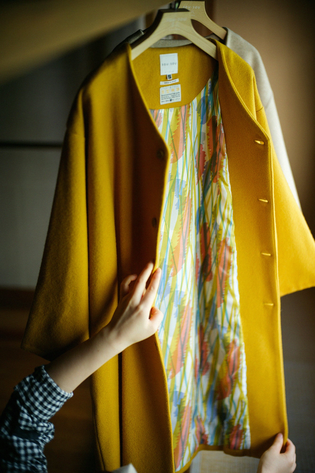 ウールメルトン 薙刀羽織(なぎなたばおり) 長丈(ながたけ) 袷(あわせ)/芥子色(からしいろ)×なびく