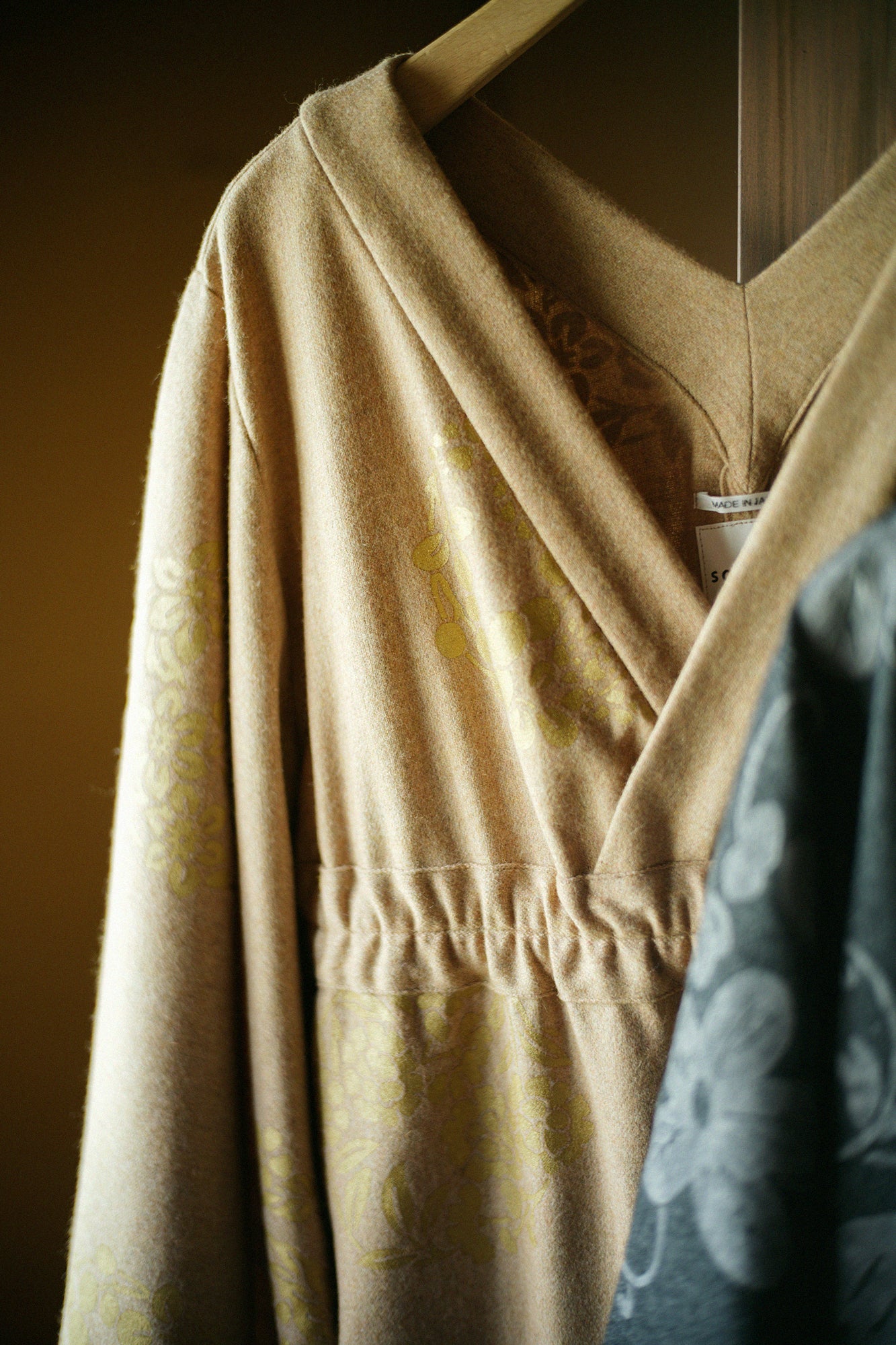 羊毛法蘭絨 和服型洋裝/花丸紋樣 散花 薄茶色