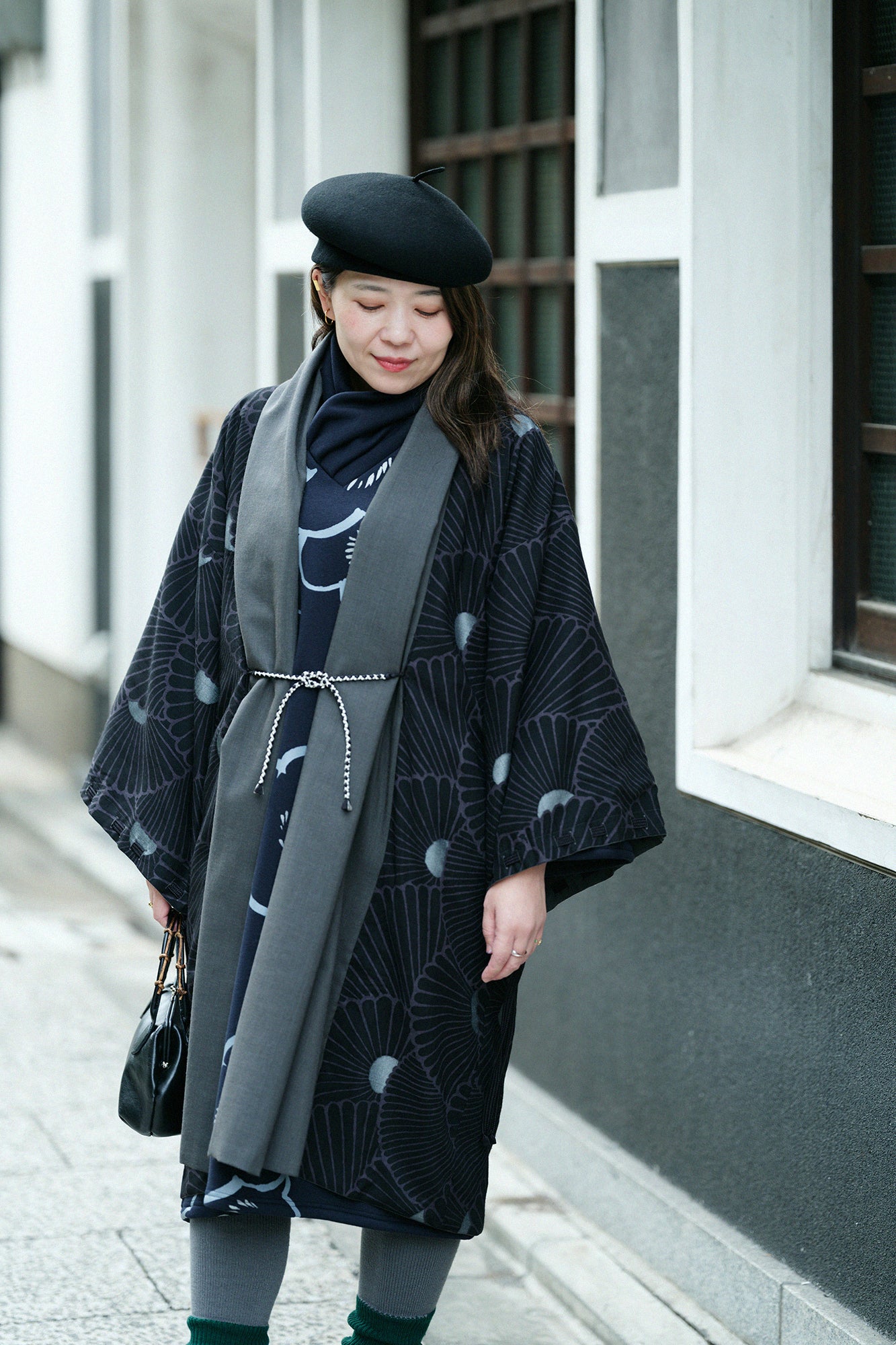 モスリン 宮中袖(きゅうちゅうそで) 可逆(かぎゃく)/濃灰(こいはい)×菊扇(きくおうぎ)