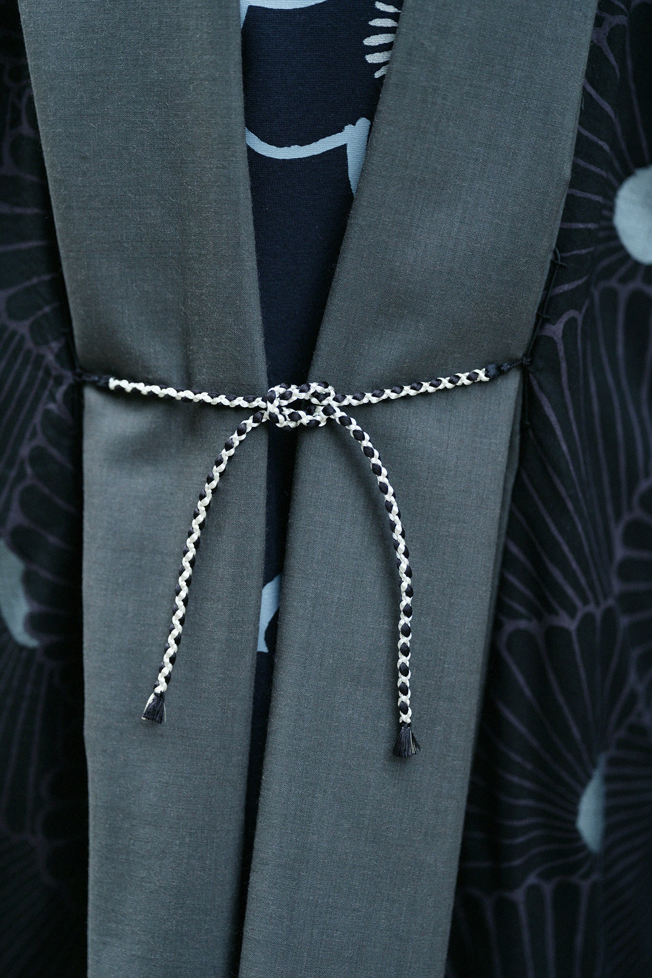 モスリン 宮中袖(きゅうちゅうそで) 可逆(かぎゃく)/濃灰(こいはい)×菊扇(きくおうぎ)