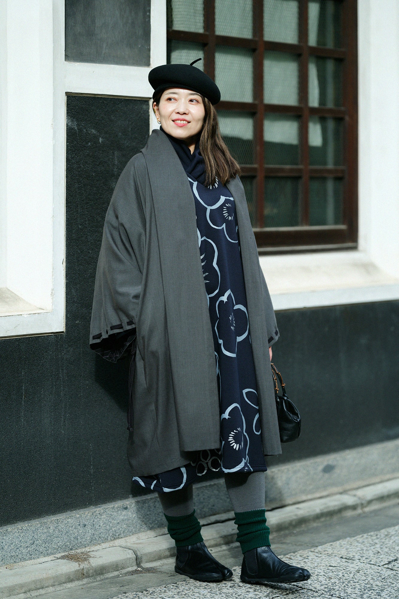 モスリン 宮中袖(きゅうちゅうそで) 可逆(かぎゃく)/濃灰(こいはい)×菊扇(きくおうぎ)