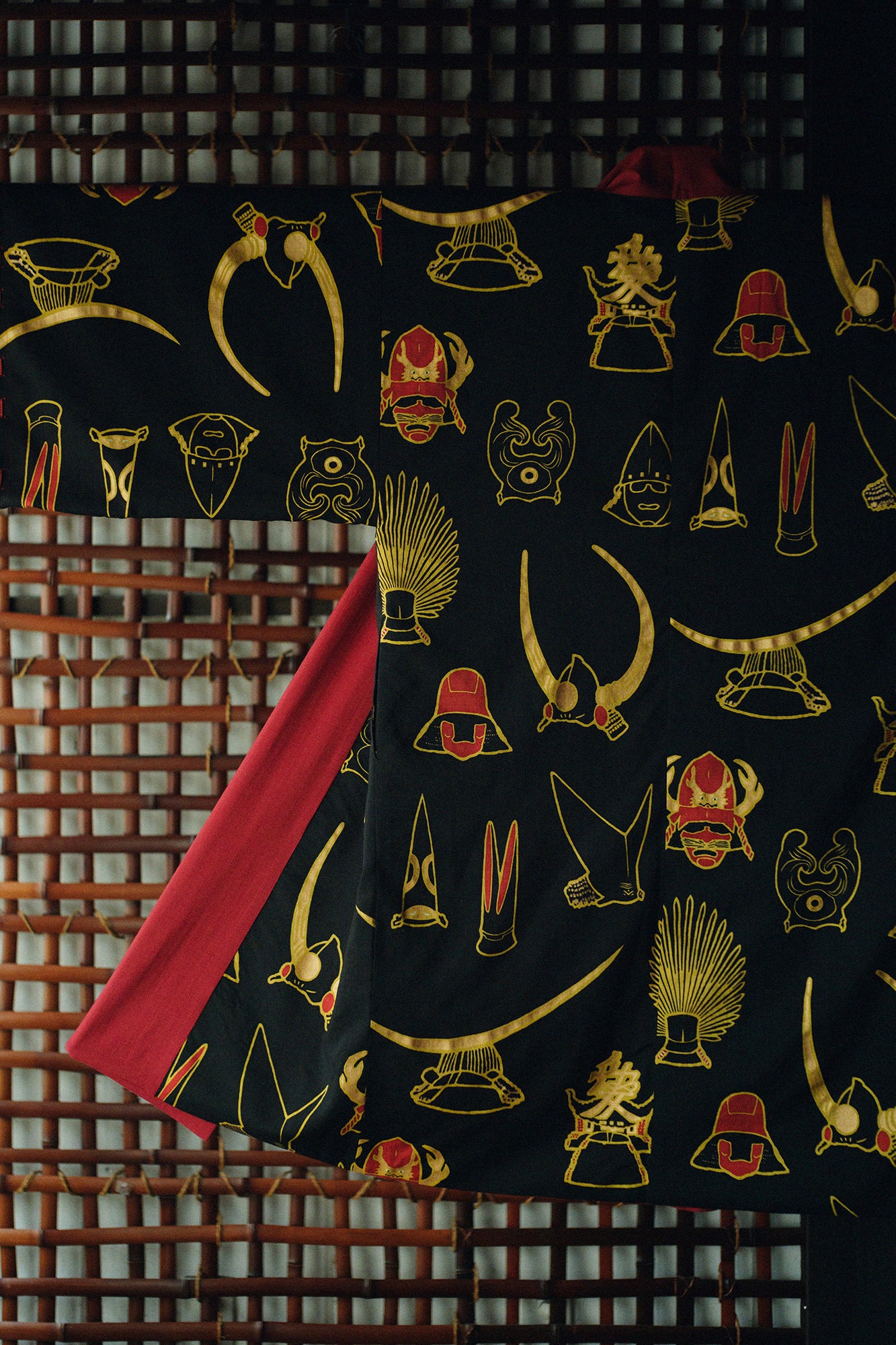 モスリン 宮中袖(きゅうちゅうそで) 可逆(かぎゃく)/臙脂色(えんじいろ)×兜(かぶと)