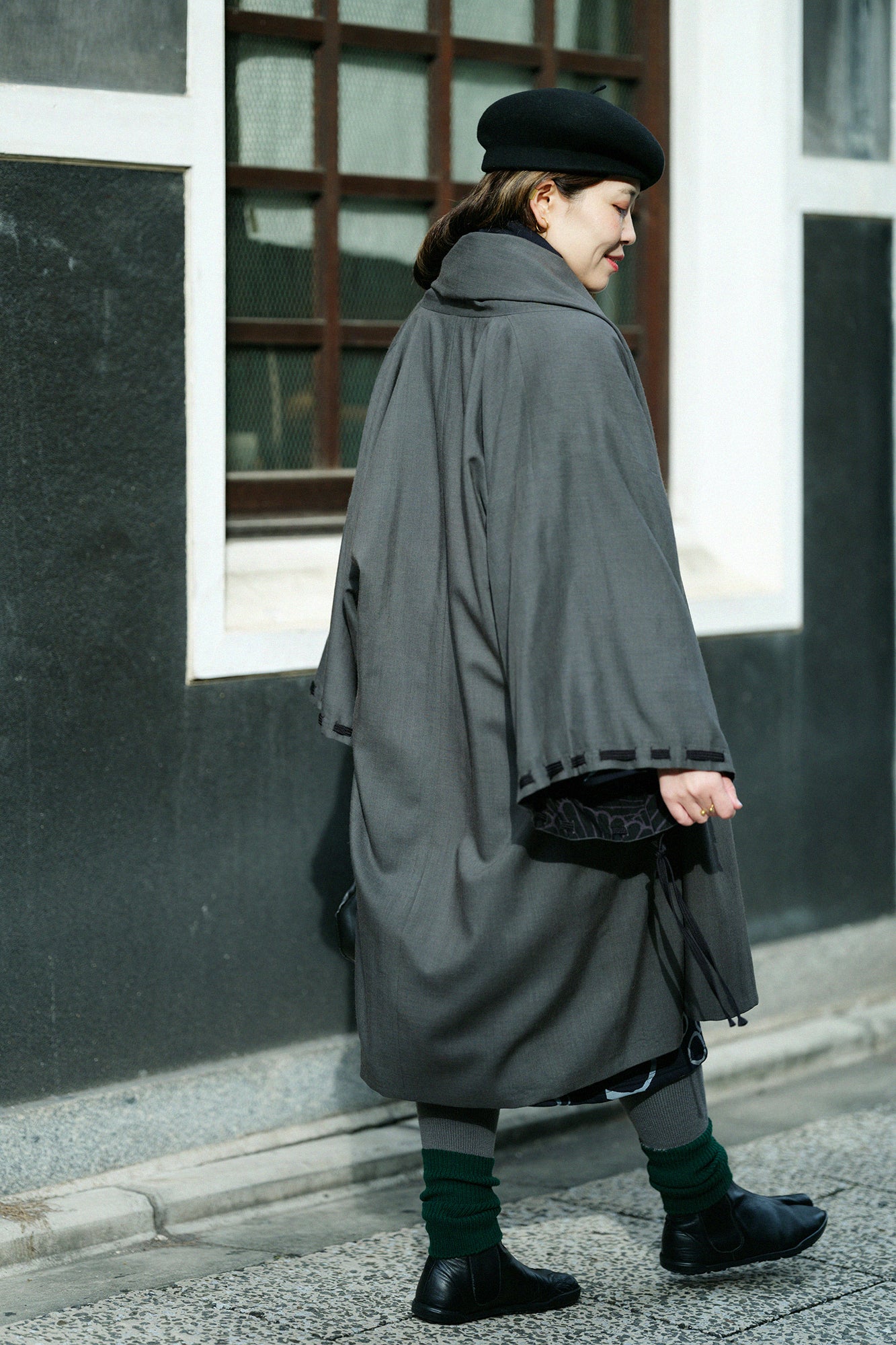 モスリン 宮中袖(きゅうちゅうそで) 可逆(かぎゃく)/濃灰(こいはい)×菊扇(きくおうぎ)