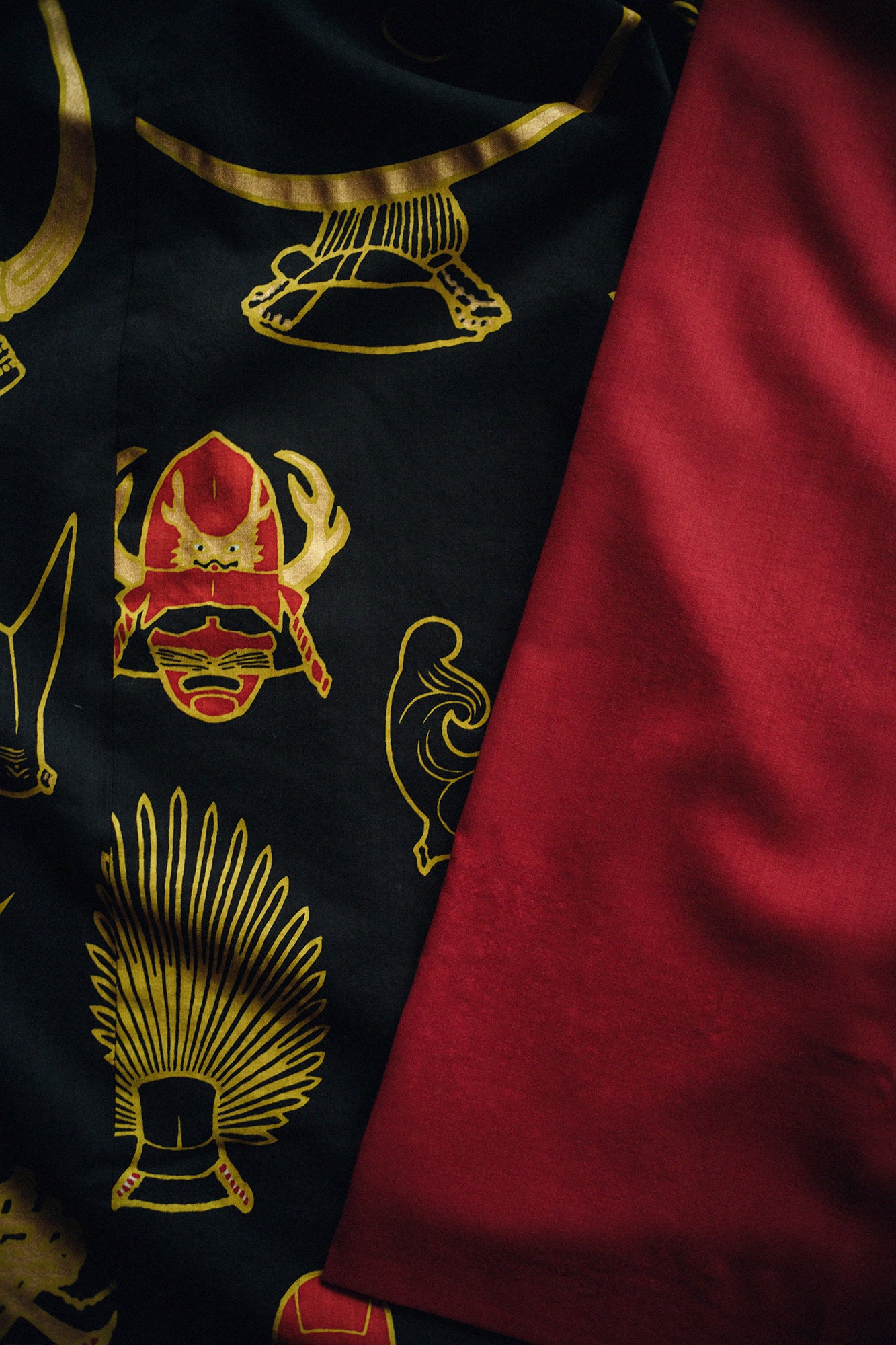 モスリン 宮中袖(きゅうちゅうそで) 可逆(かぎゃく)/臙脂色(えんじいろ)×兜(かぶと)