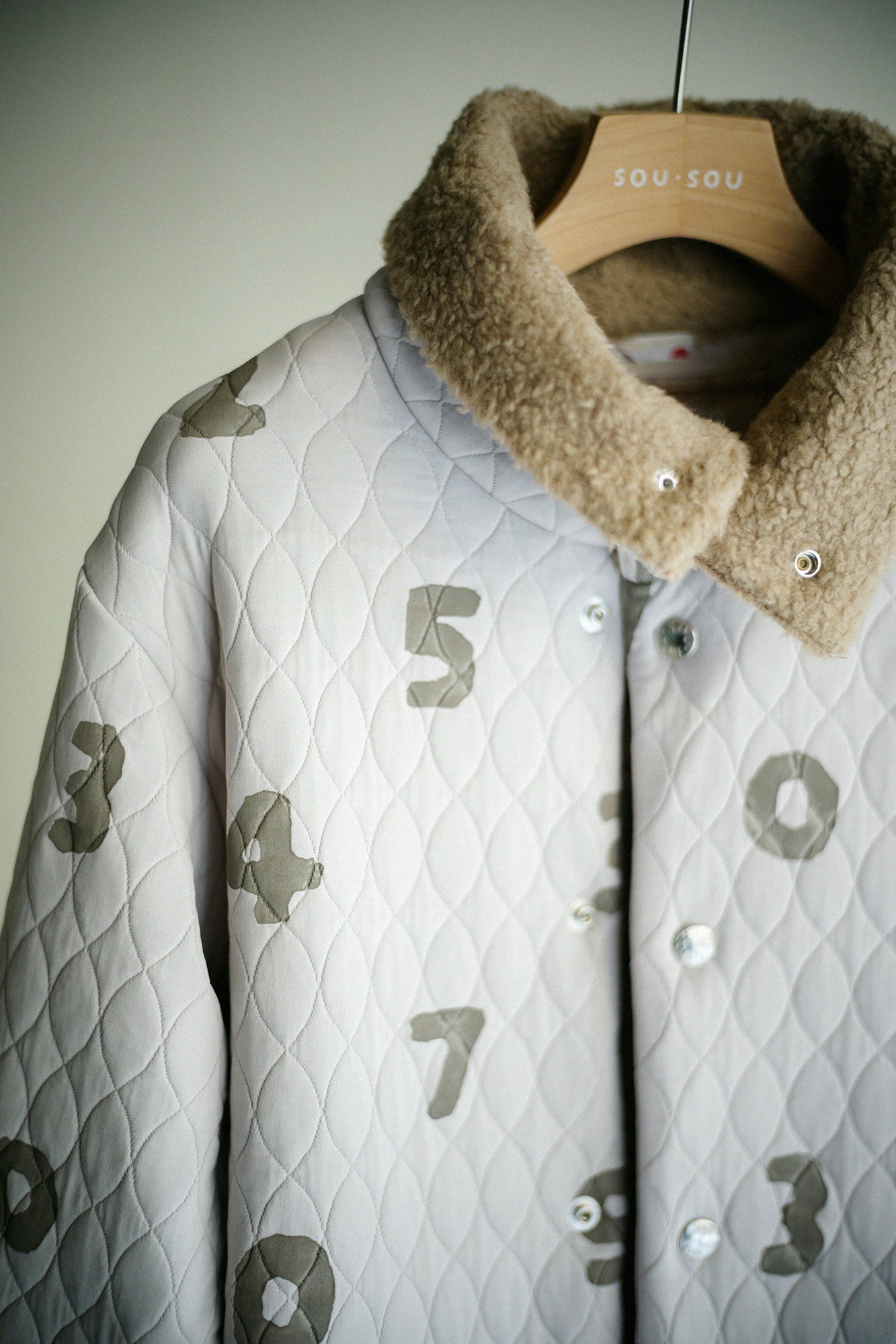A.S Quilting Jacquard Neckwarm Cardigan/SO-SU-U Pearl Grey