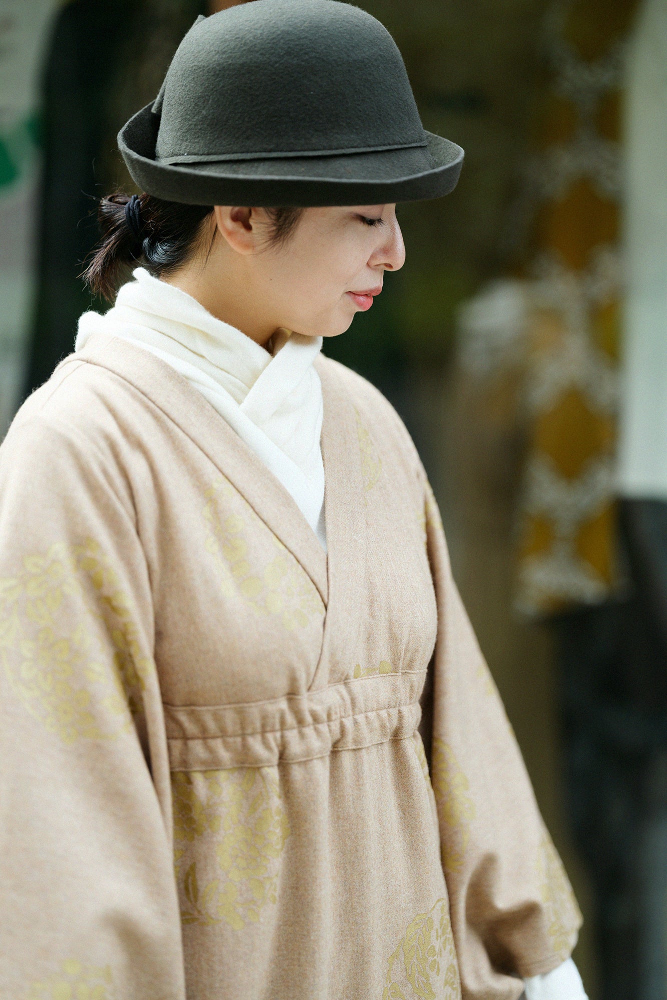 羊毛法蘭絨 和服型洋裝/花丸紋樣 散花 薄茶色