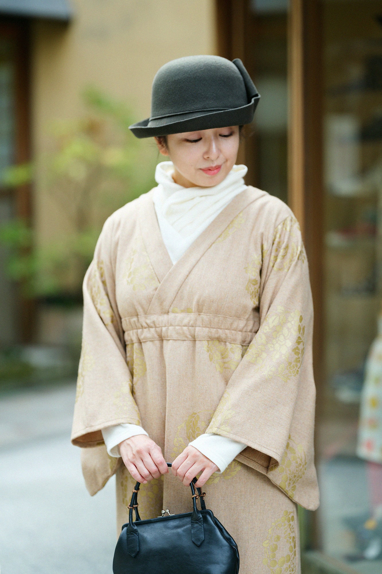 羊毛法蘭絨 和服型洋裝/花丸紋樣 散花 薄茶色