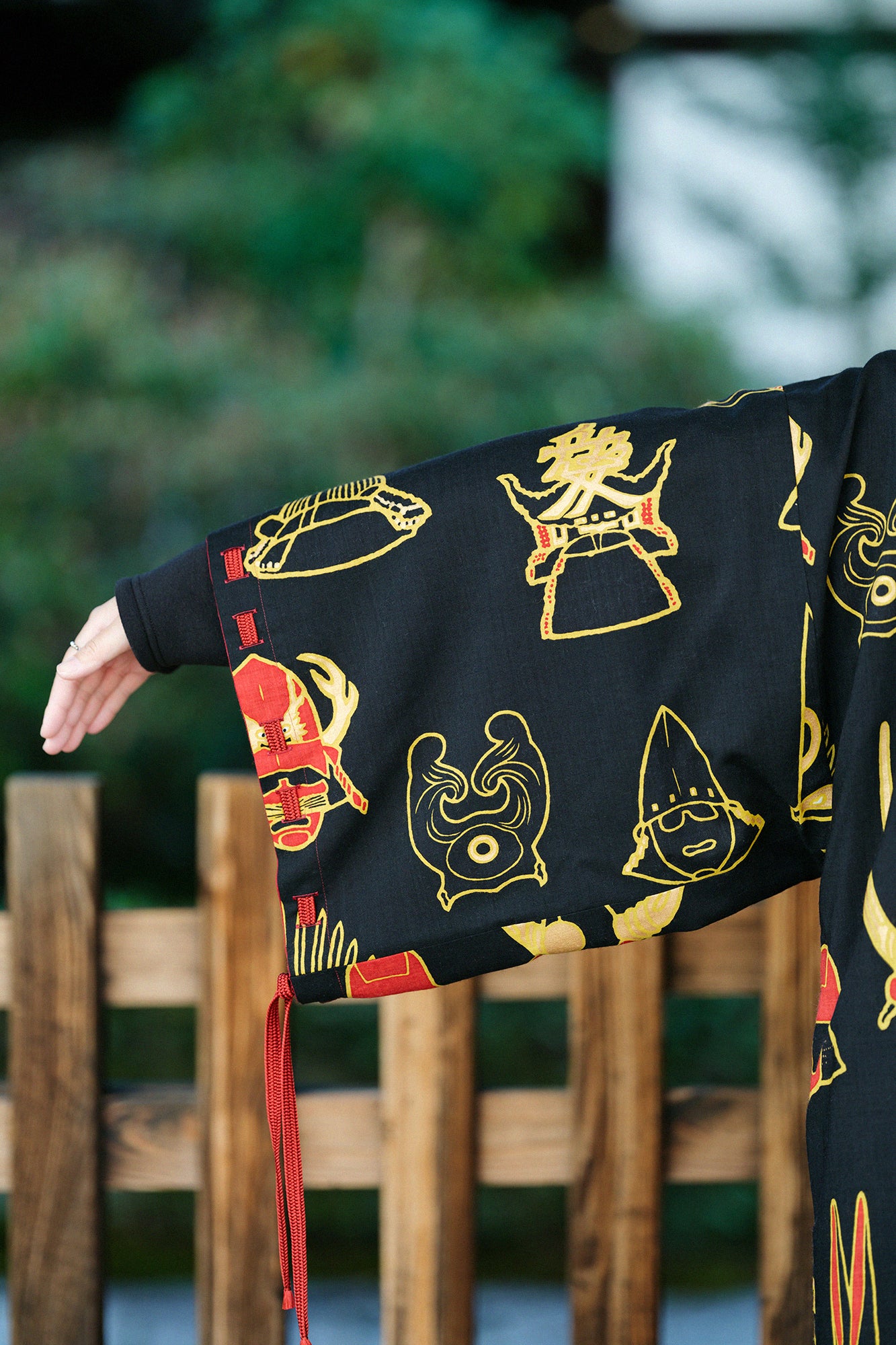 モスリン 宮中袖(きゅうちゅうそで) 可逆(かぎゃく)/臙脂色(えんじいろ)×兜(かぶと)