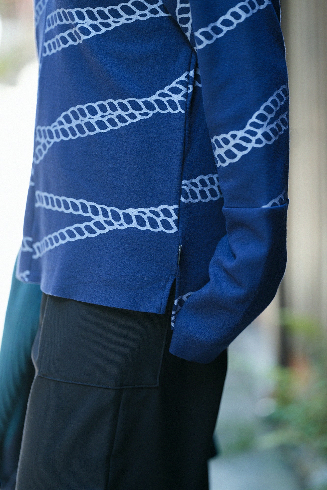 Combed Yarn Knit Bi-color Sleeve V Neck Kantoui/ Binding Prussian Blue