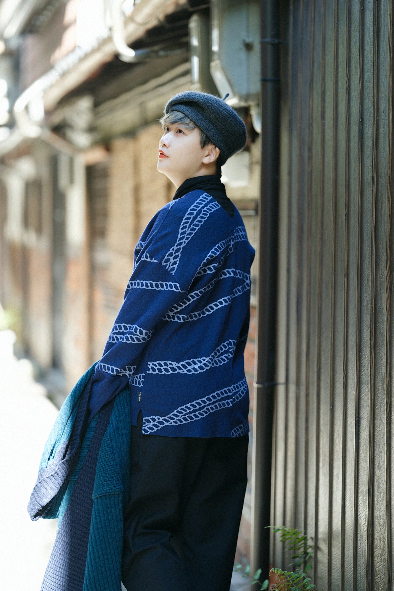 Combed Yarn Knit Bi-color Sleeve V Neck Kantoui/ Binding Prussian Blue