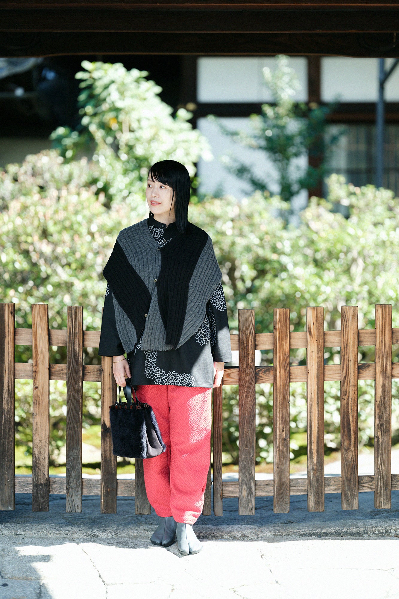 粗花呢 圓弧袖長版襯衫/雲間菊和留白 黑色