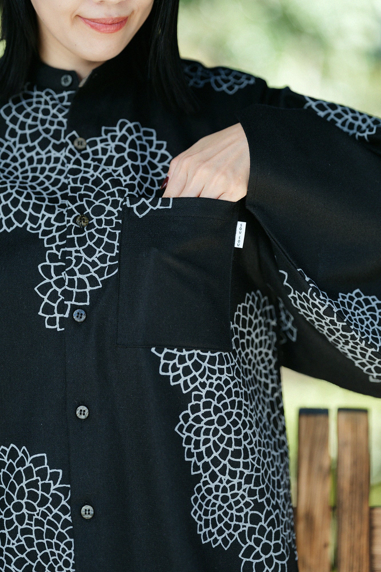 粗花呢 圓弧袖長版襯衫/雲間菊和留白 黑色