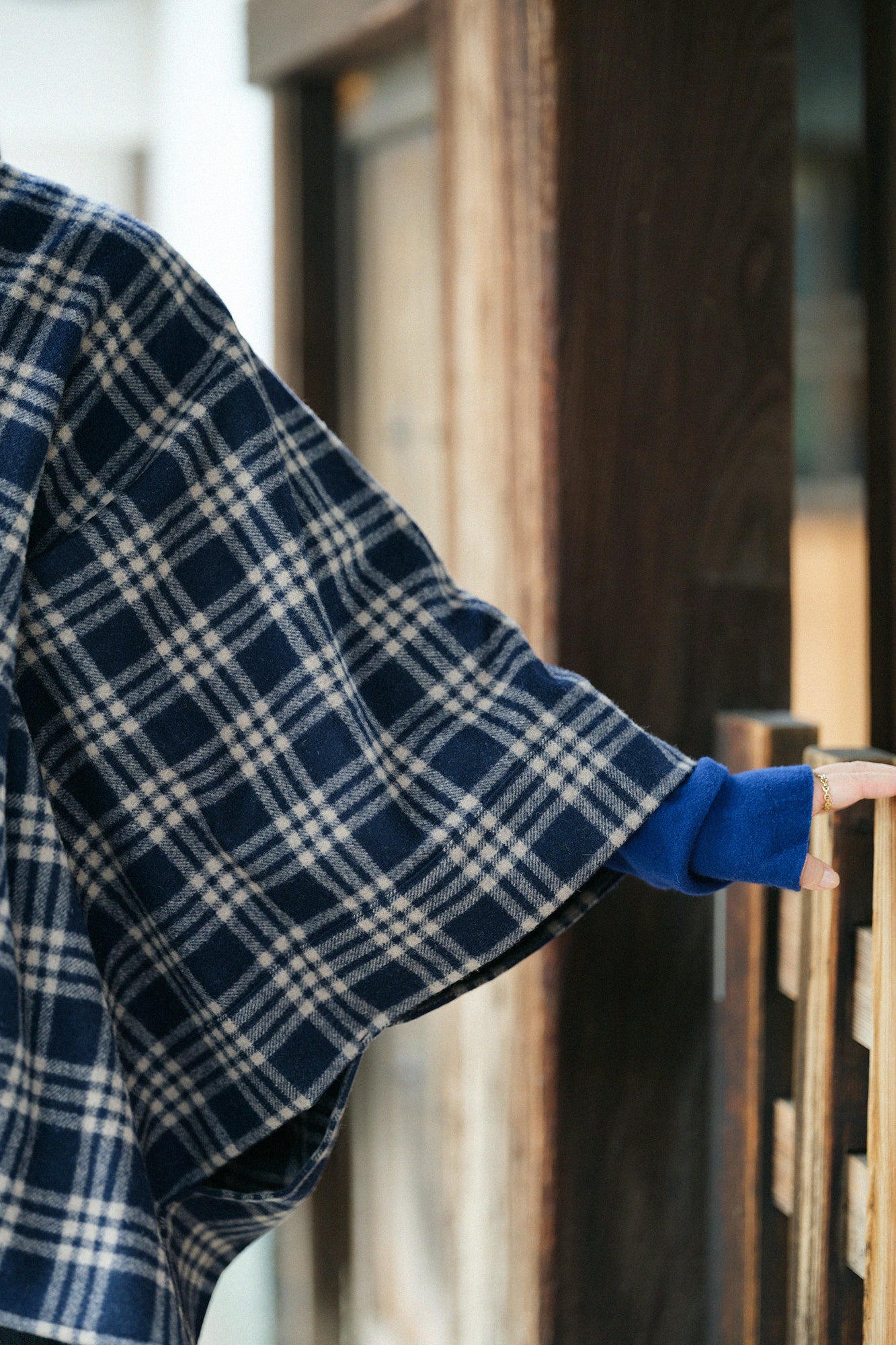 梳毛 格紋織 如月披風/暗藍色×榛果色