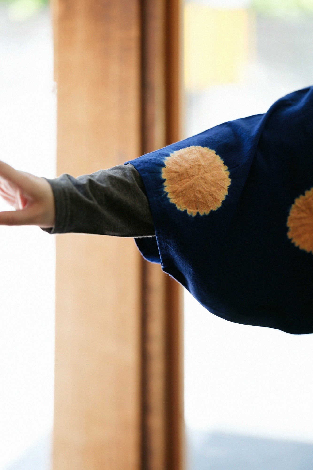 近清紮染 棉毛斜紋織 圓弧袖長方形洋裝/大圓點 寶藍色×黃丹色