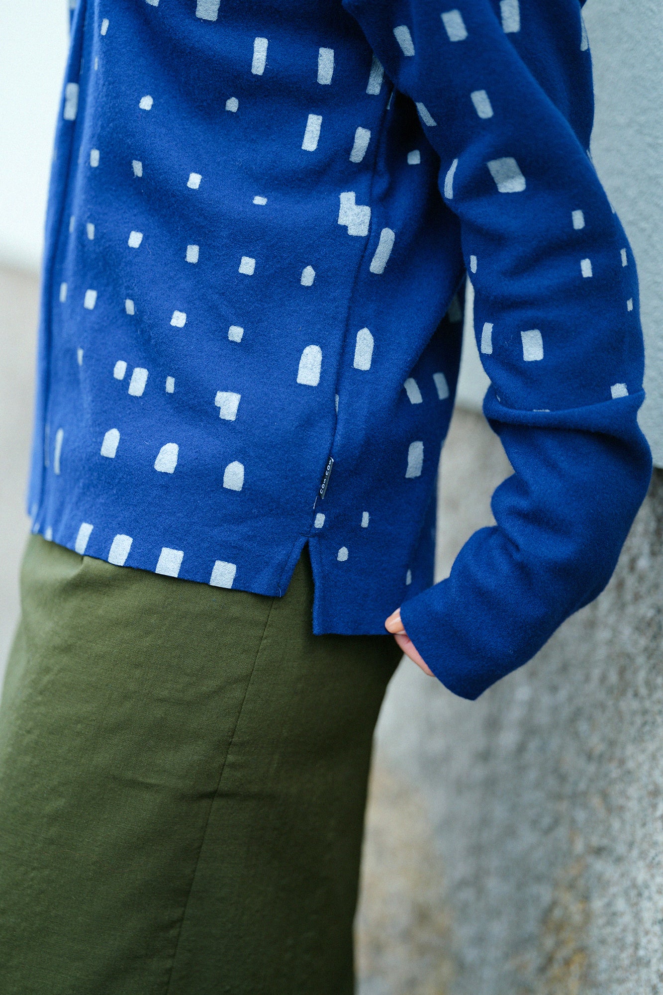 梳毛 針織 雙色袖V領貫頭衣/窗 寶藍色