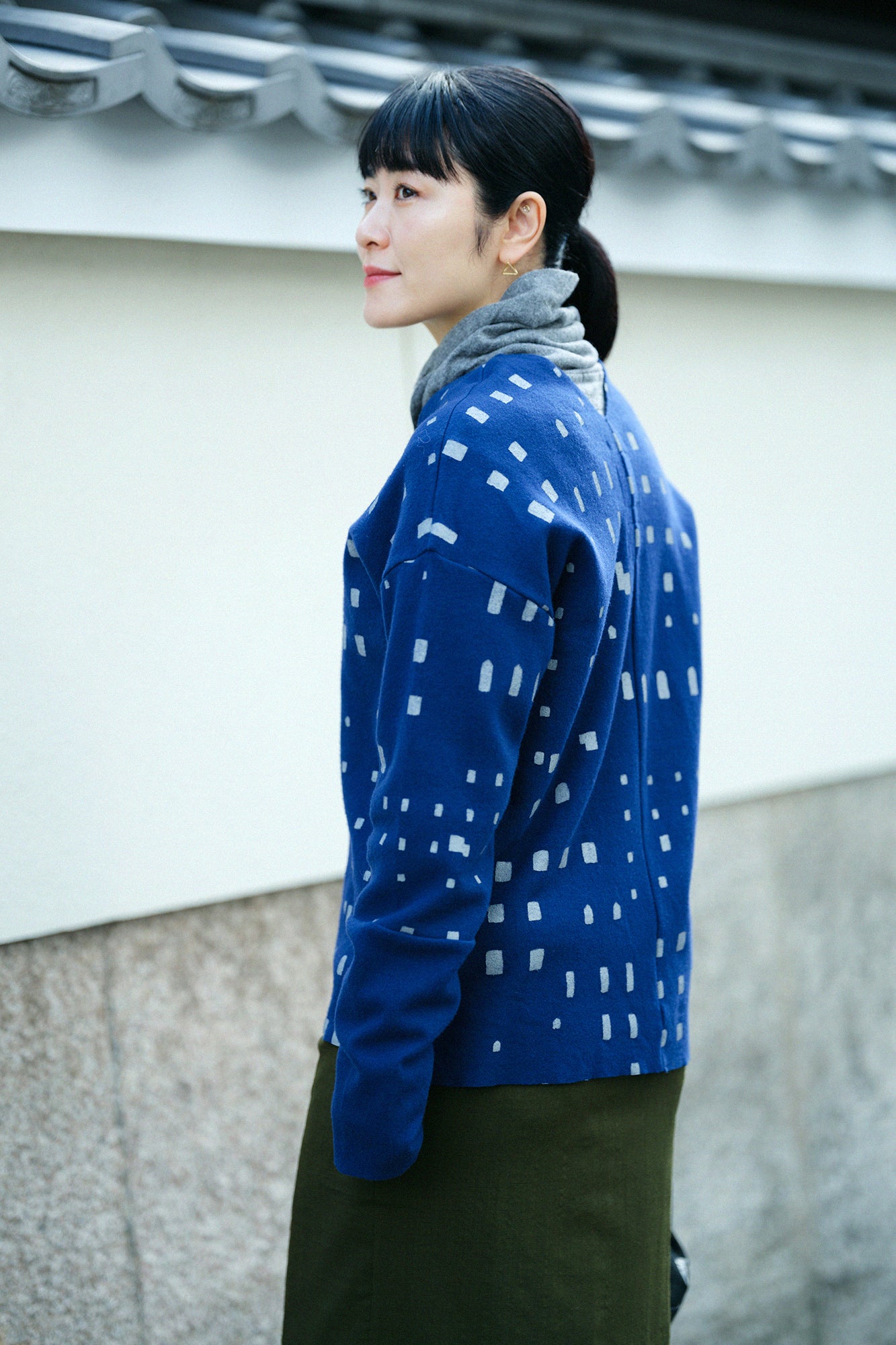 梳毛 針織 雙色袖V領貫頭衣/窗 寶藍色