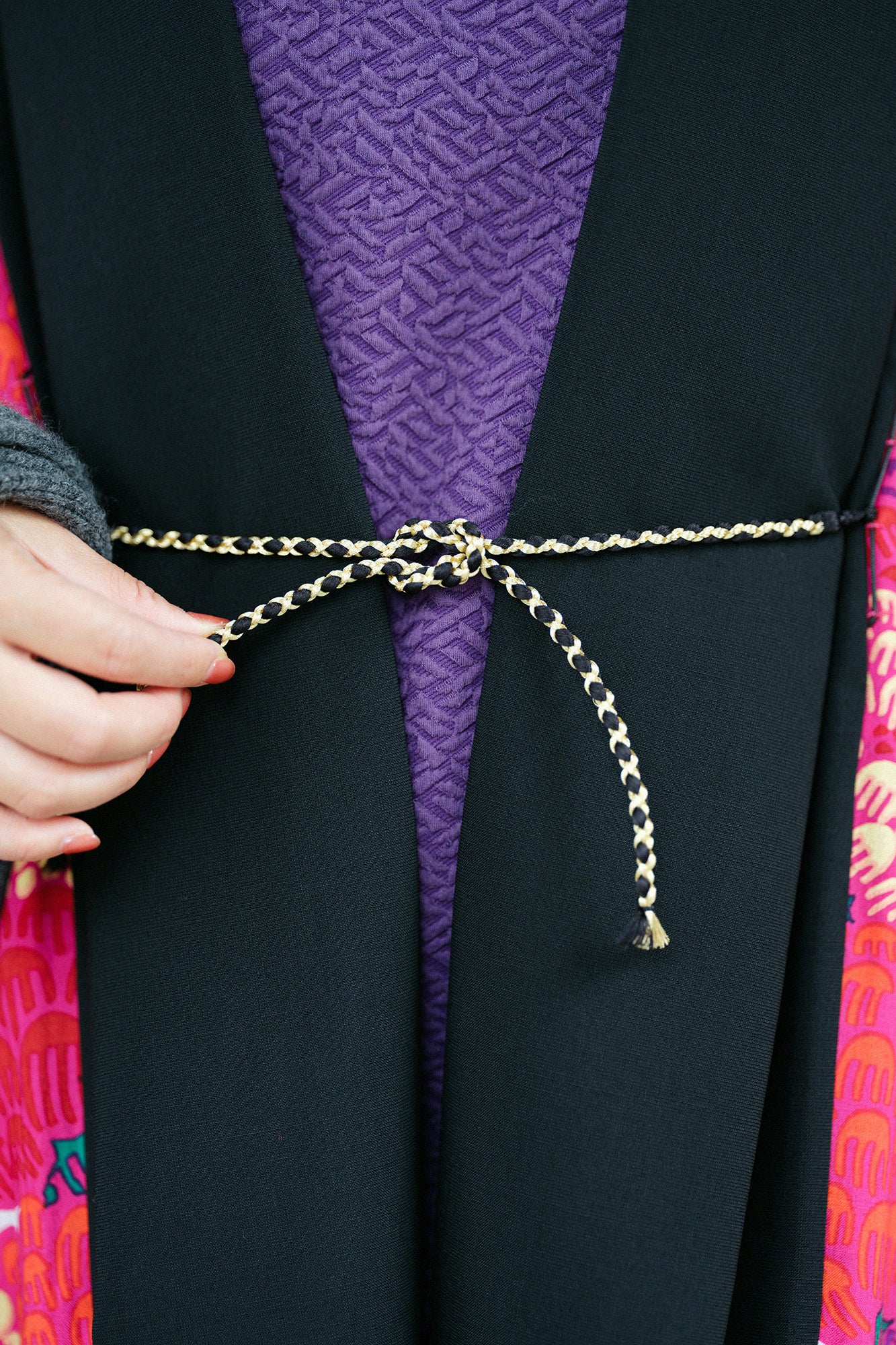 梳毛(そもう) ×モスリン 宮中袖(きゅうちゅうそで) 可逆(かぎゃく)/濡羽色(ぬればいろ)×けんらん