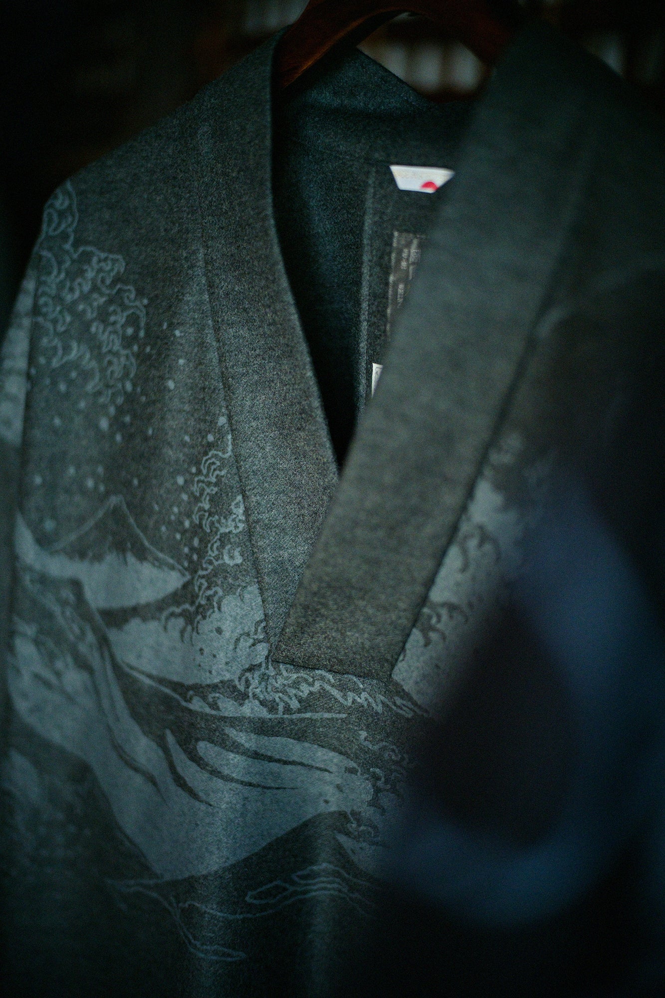 バランサーキュラー®ウール 風靡(ふうび) 襯衣(しんい) 首抜き文様(くびぬきもんよう)/北斎(ほくさい) 神奈川沖浪裏(かながわおきなみうら) 写し(うつし) 消炭色(けしずみいろ)