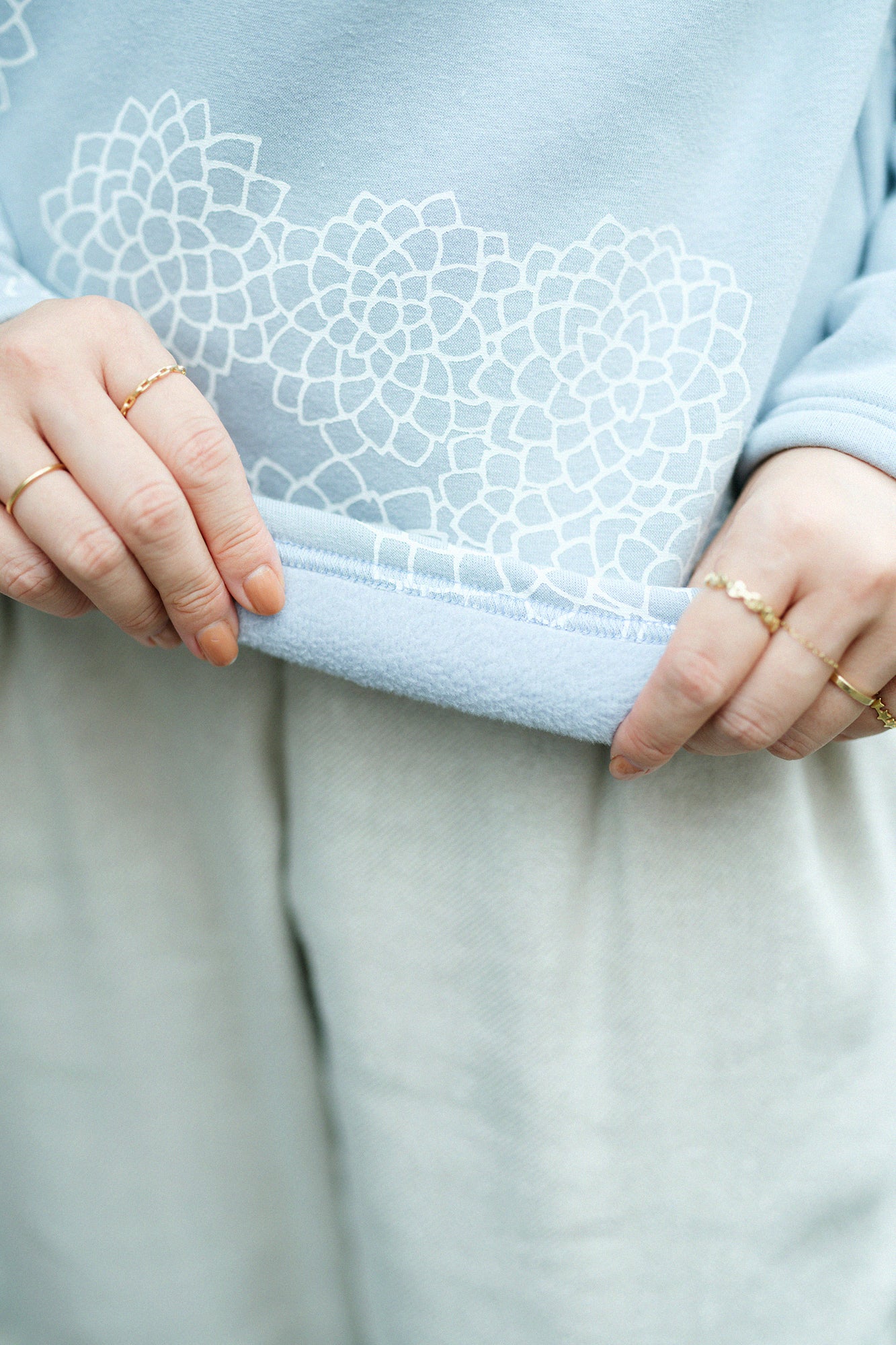 Boa Lining Turtle Neck Shirt / Chrysanthemum in Clouds Pale Grey