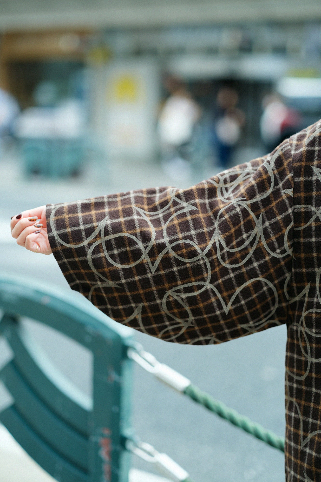 梳毛(そもう) 格子織(こうしおり) 薙刀羽織(なぎなたばおり) 長丈(ながたけ) 袷(あわせ)/しあわせ 憲法色(けんぽういろ)
